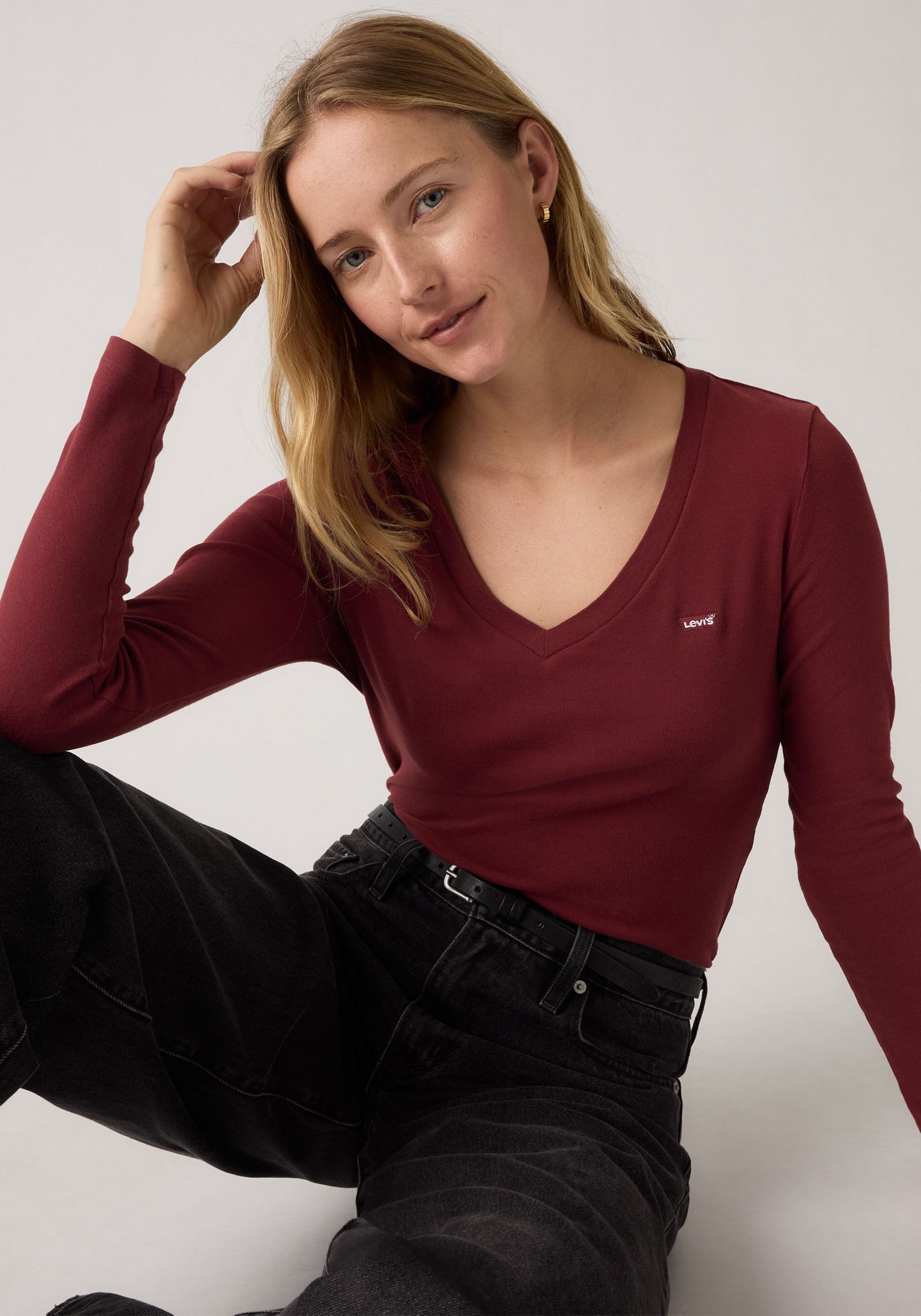 Levis Langarmshirt "ESSENTIAL HM LS VNECK", mit Logo Stickerei günstig online kaufen