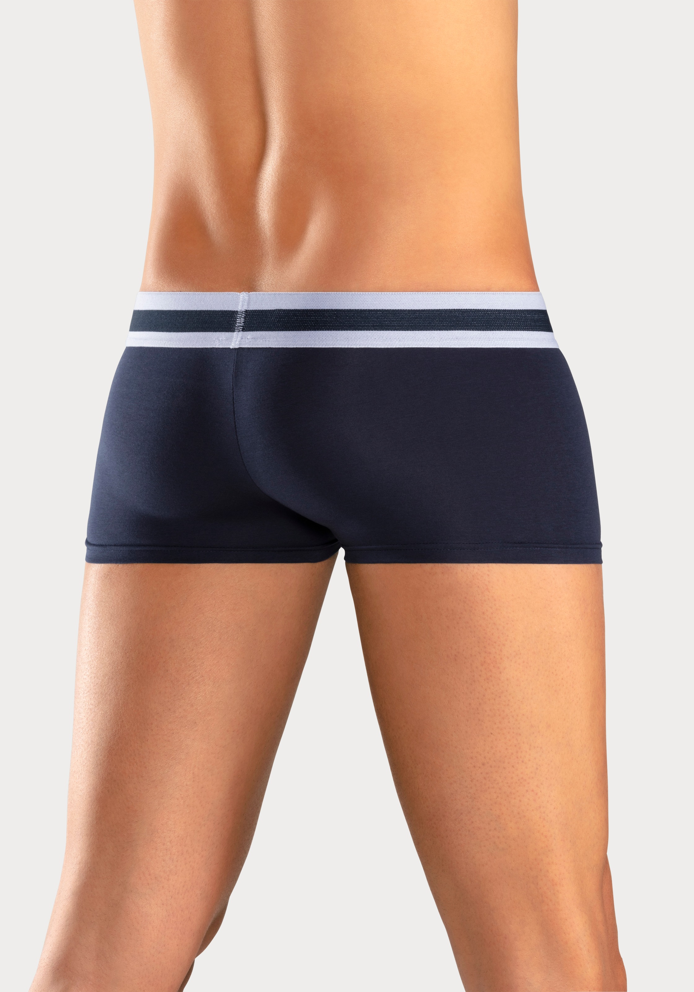 Bench. Boxershorts, (Packung, 4 St.), in Hipster-Form mit Overlock-Nähten vorn