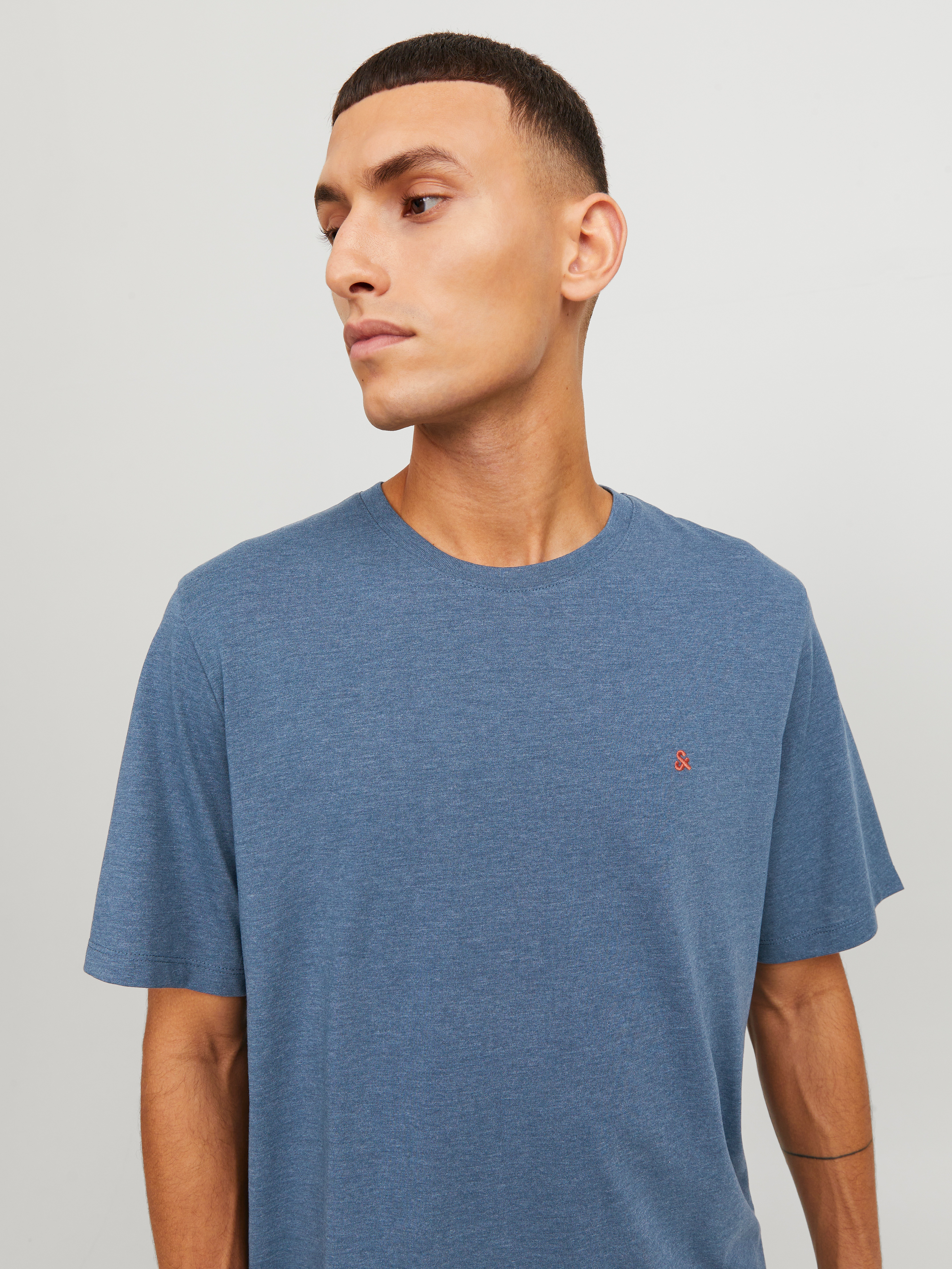 Thumbnail - Jack & Jones Rundhalsshirt "JJEPAULOS TEE SS CREW NECK NOOS" mit Logo Stickerei
