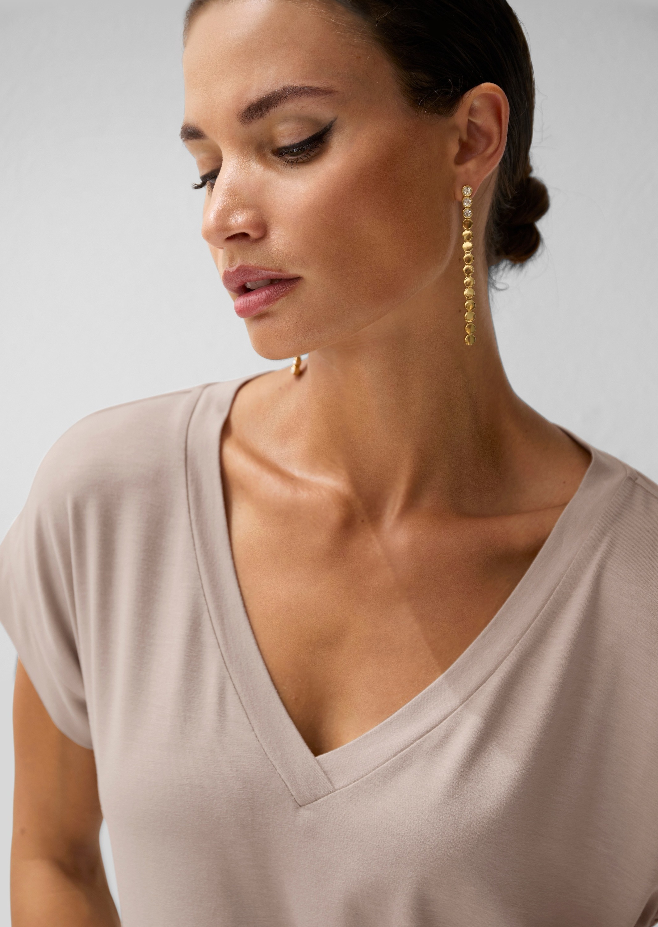 MADELEINE Kurzarmshirt »Shirt Zeitloses Blusenshirt mit V-Ausschnitt«