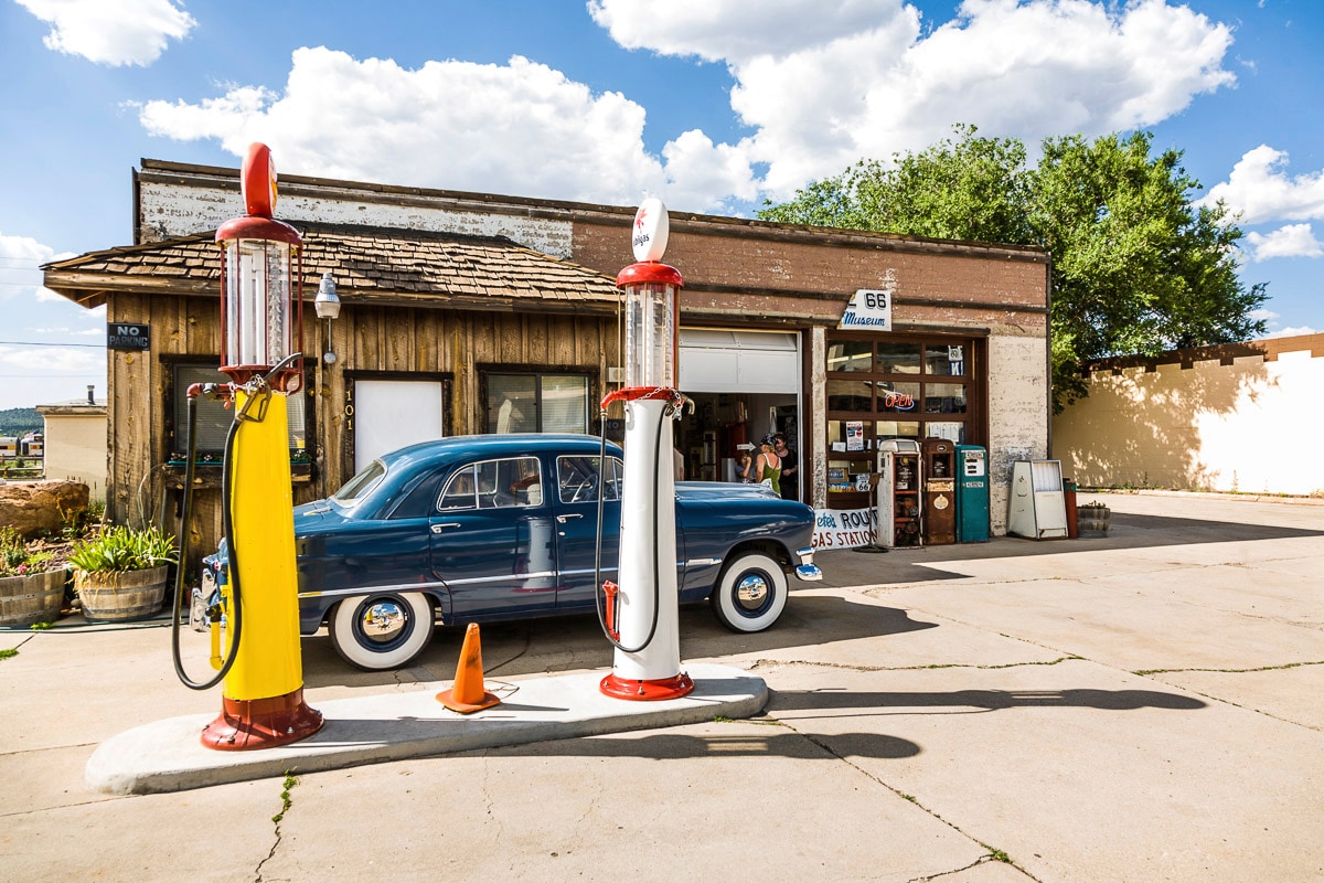 Papermoon Fototapete "RETRO TANKSTELLE-ROUTE 66 VINTAGE OLDTIMER USA CAR XXL"