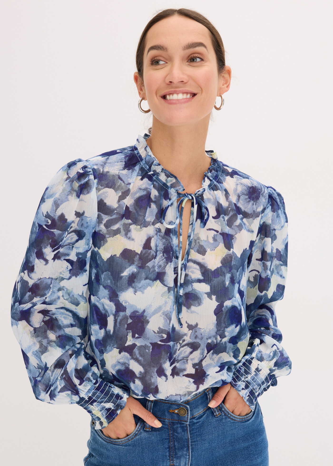 bonprix Chiffonbluse mit floralem Print, figurumspielende Passform, ohne Kragen