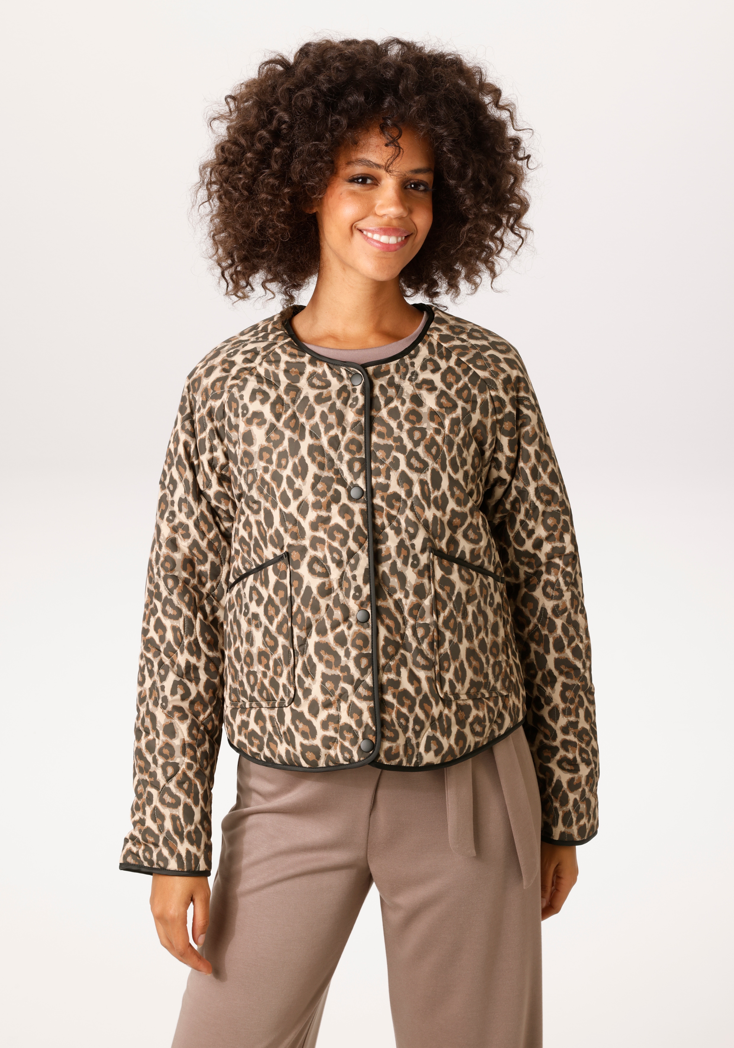 Aniston CASUAL Steppjacke mit trendigem Leo-Print