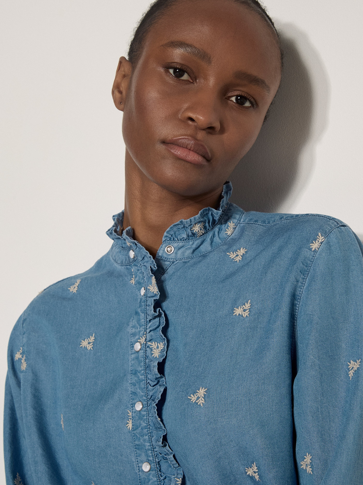 Apricot Rüschenbluse »Denim-Bluse mit zierlicher Blumenstickerei« mit Rüschendetails
