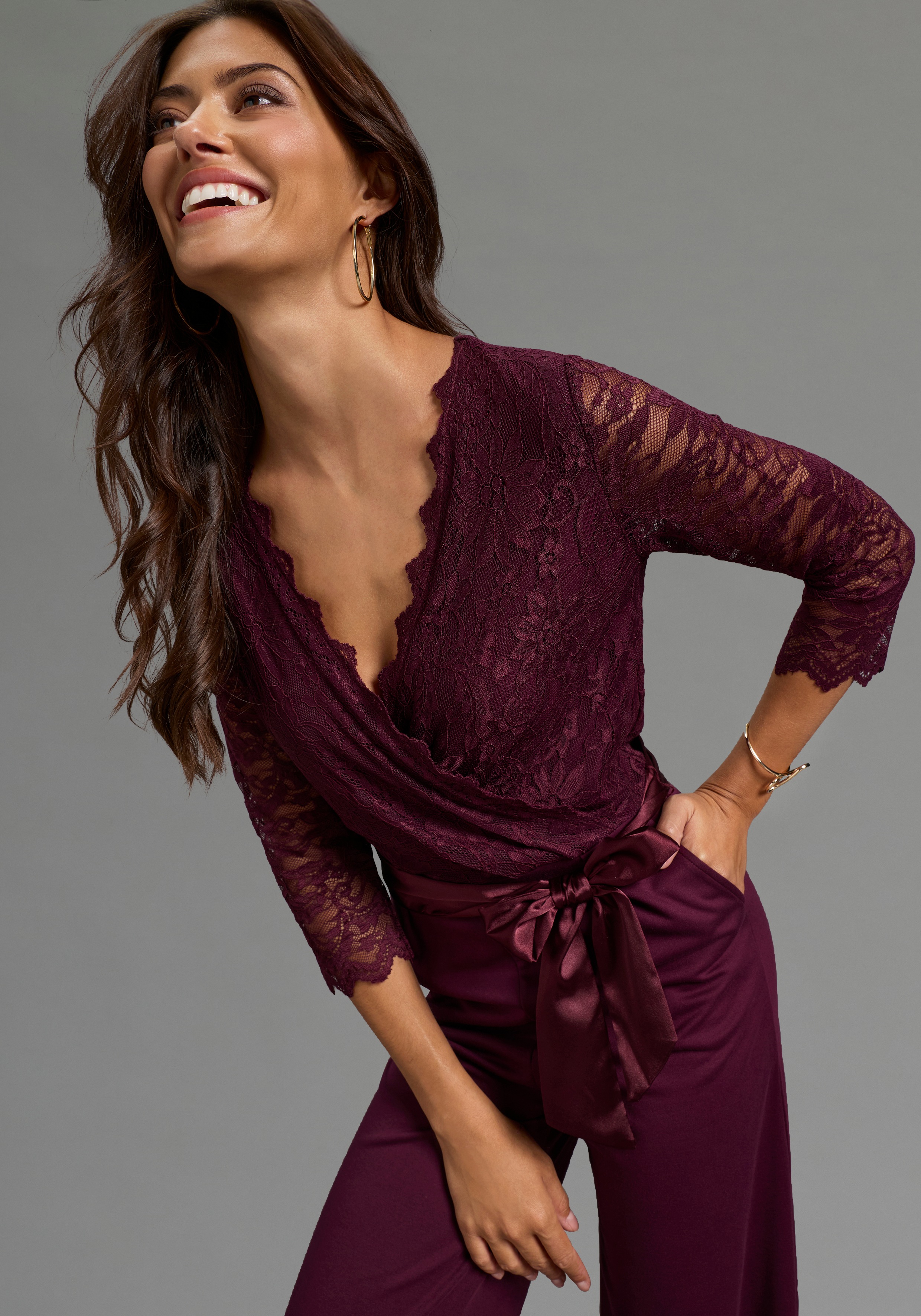 Thumbnail - Laura Scott Jumpsuit mit Spitzenoberteil und Satin-Bindegürtel