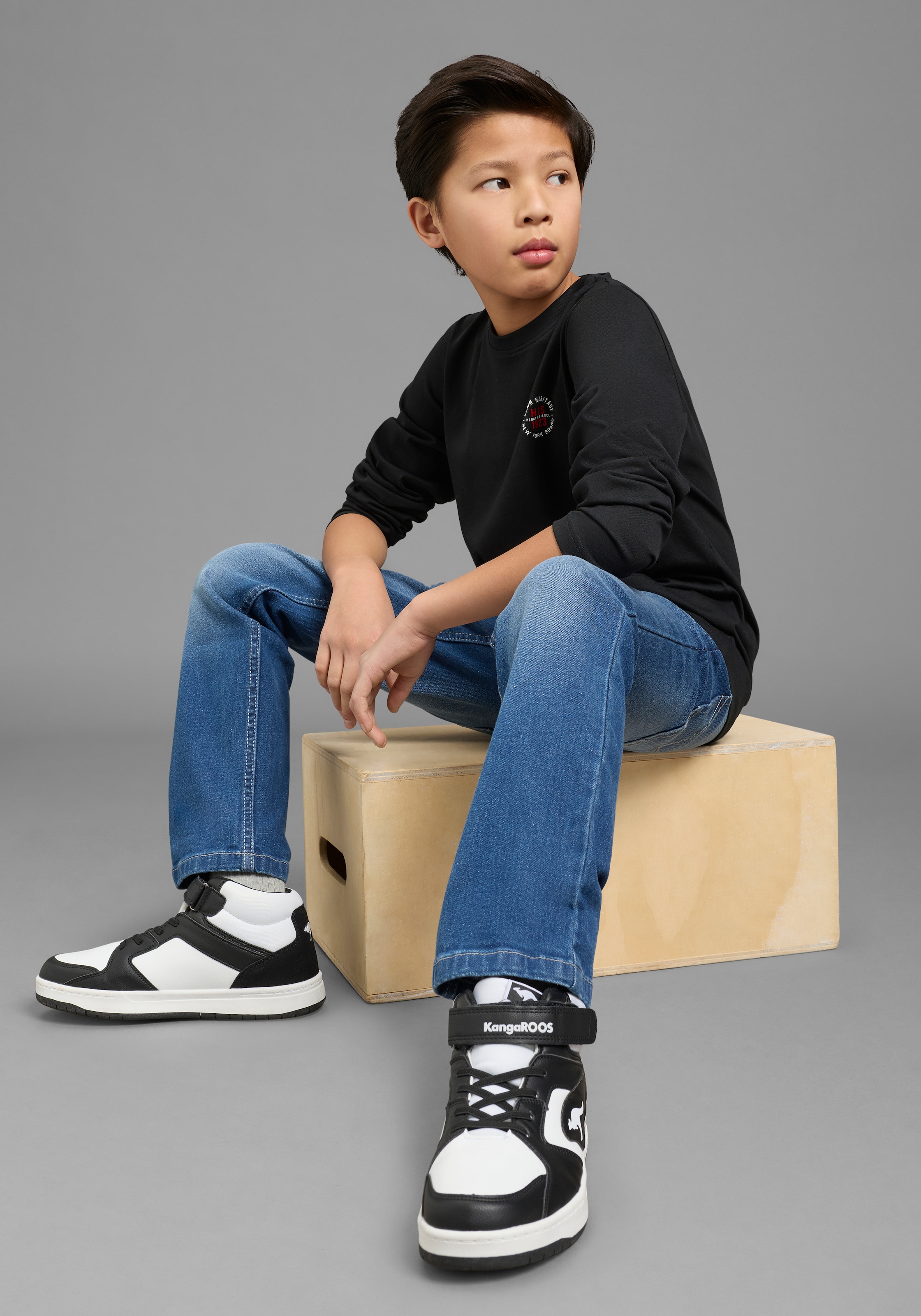 KIDSWORLD Regular-fit-Jeans »Basic Jeans für Jungen« gerader Beinverlauf, langer Schnitt, normaler Bund