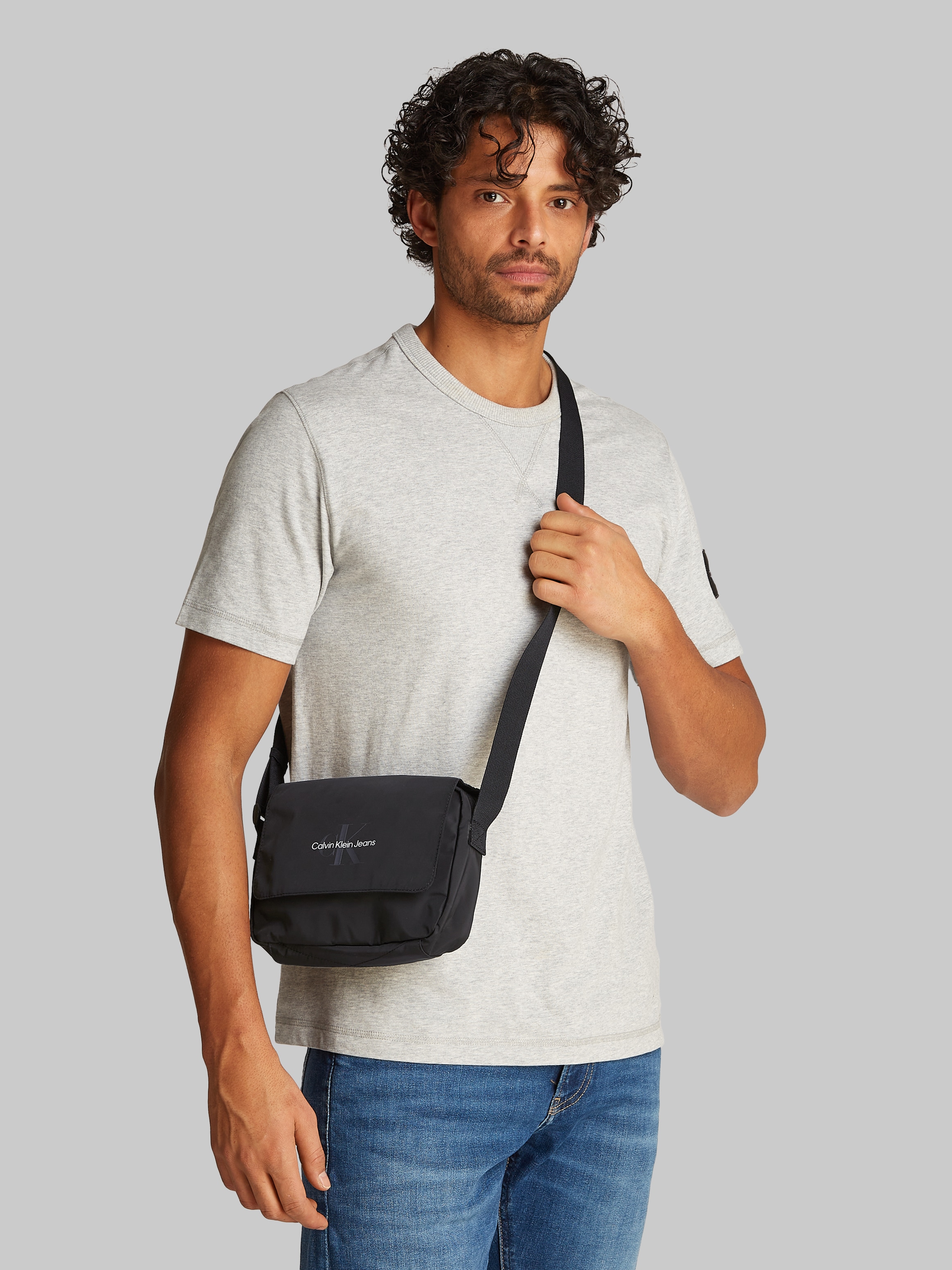 Calvin Klein Jeans Messenger Bag »SPORT ESSENTIALS UT FLAP CB22«, Umhängetasche, Schultertasche, Businesstasche Herren, Logoschriftzug