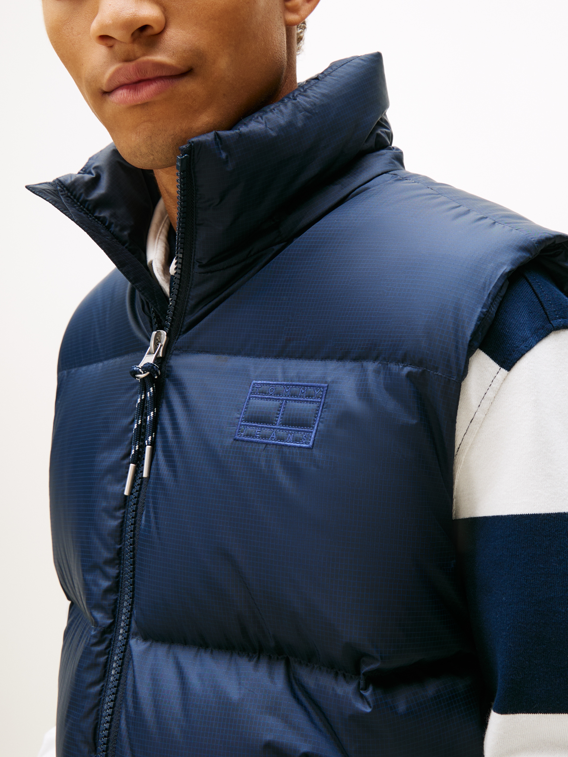 Tommy Jeans Steppweste »ALASKA DOWN VEST«, Regular fit mit abnehmbarer Kapuze