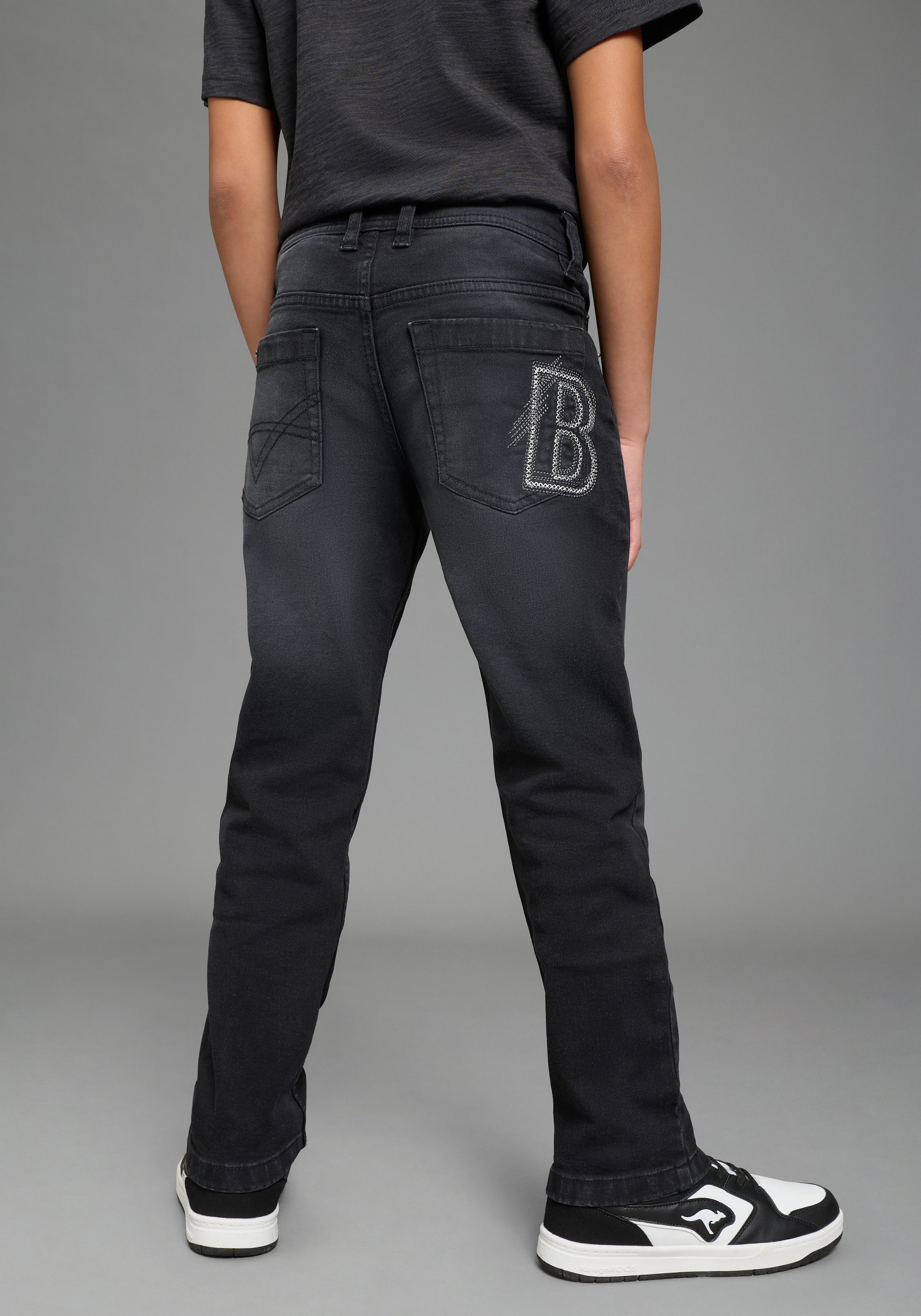 Bruno Banani Straight-Jeans »Gerade Stretchjeans mit modischer Stickerei auf Po-Tasche, für Jungen« für Jungen, normal hohe Leibhöhe, mit Stickerei