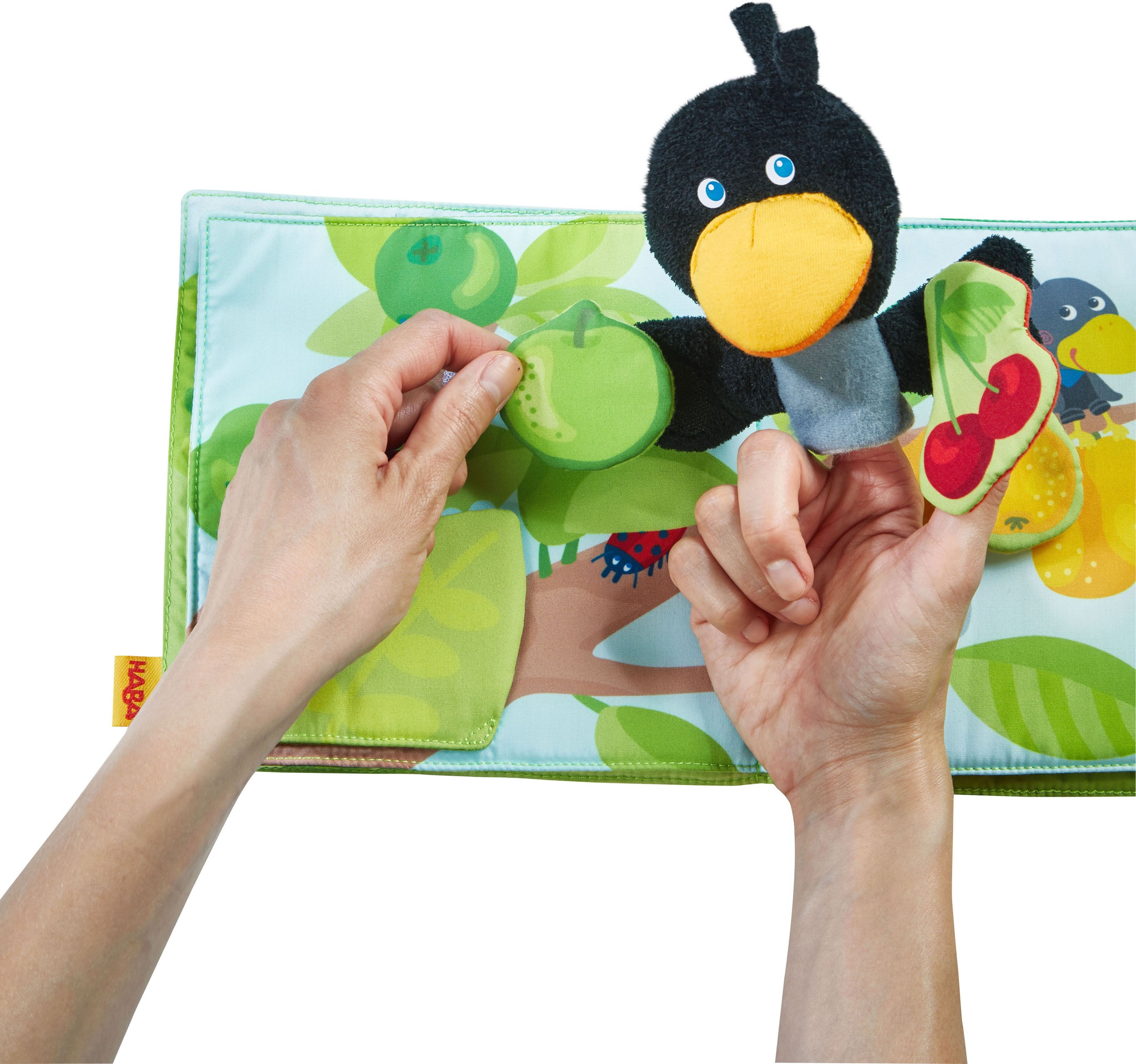 Haba Greifspielzeug »Stoffbuch Obstgarten«, mit Raben-Fingerpuppe