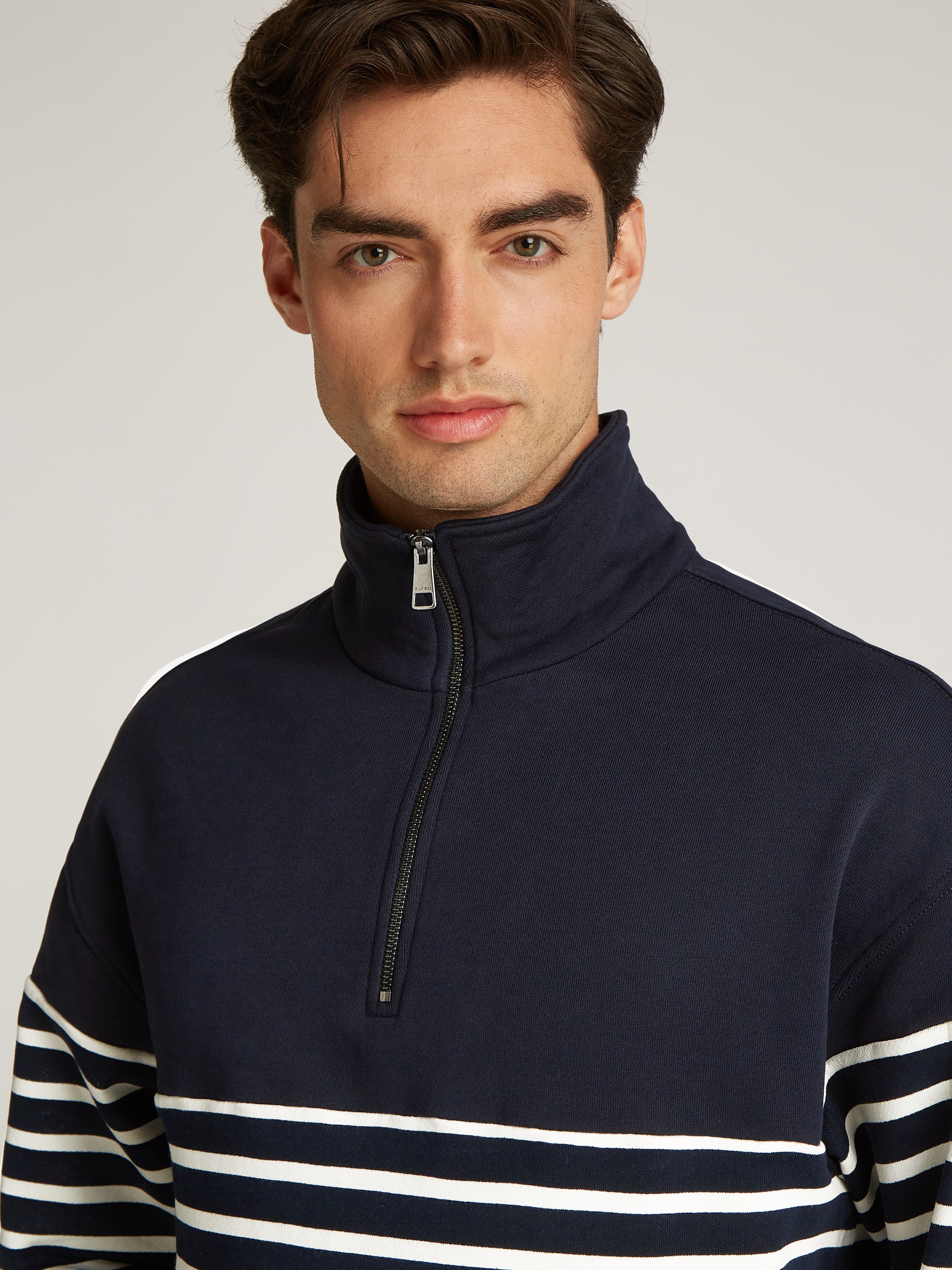 Tommy Hilfiger Sweatshirt »PLACED STRIPE 1/4 ZIP«, Mit Rundhalsausschnitt