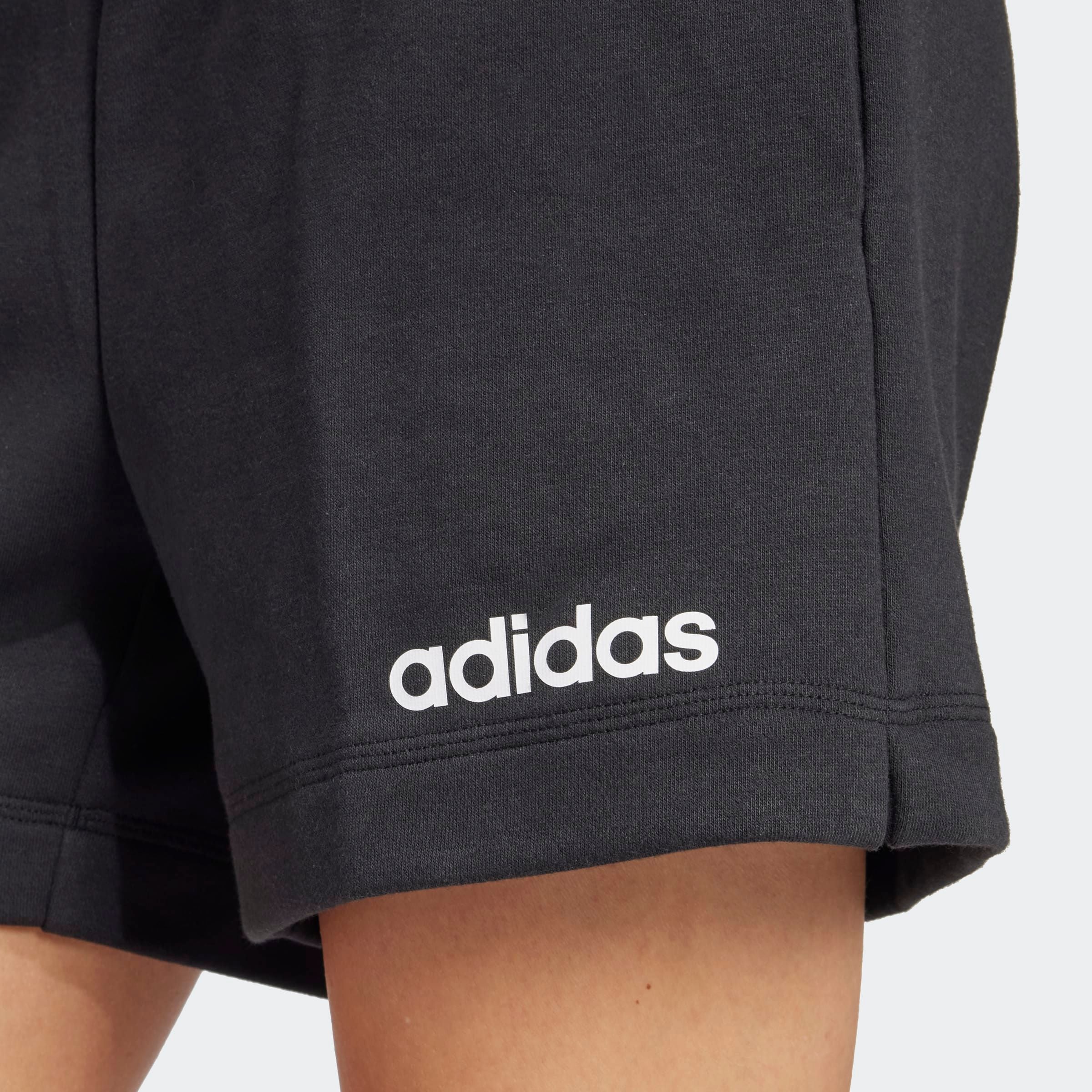 adidas Sportswear Shorts »W LIN FT SHO«, (1 tlg.), Mitelhoher Bund mit Kordelzug, aus weichem French Terry