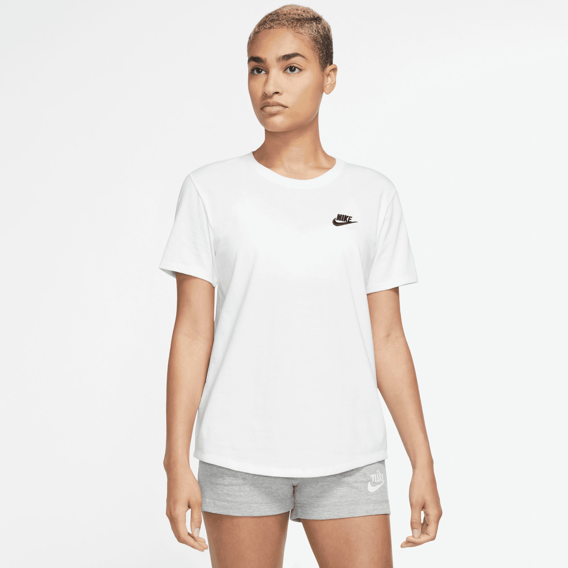 Nike Sportswear T-Shirt "W NSW CLUB SS TEE" etwas weiterer Schnitt, kürzere günstig online kaufen