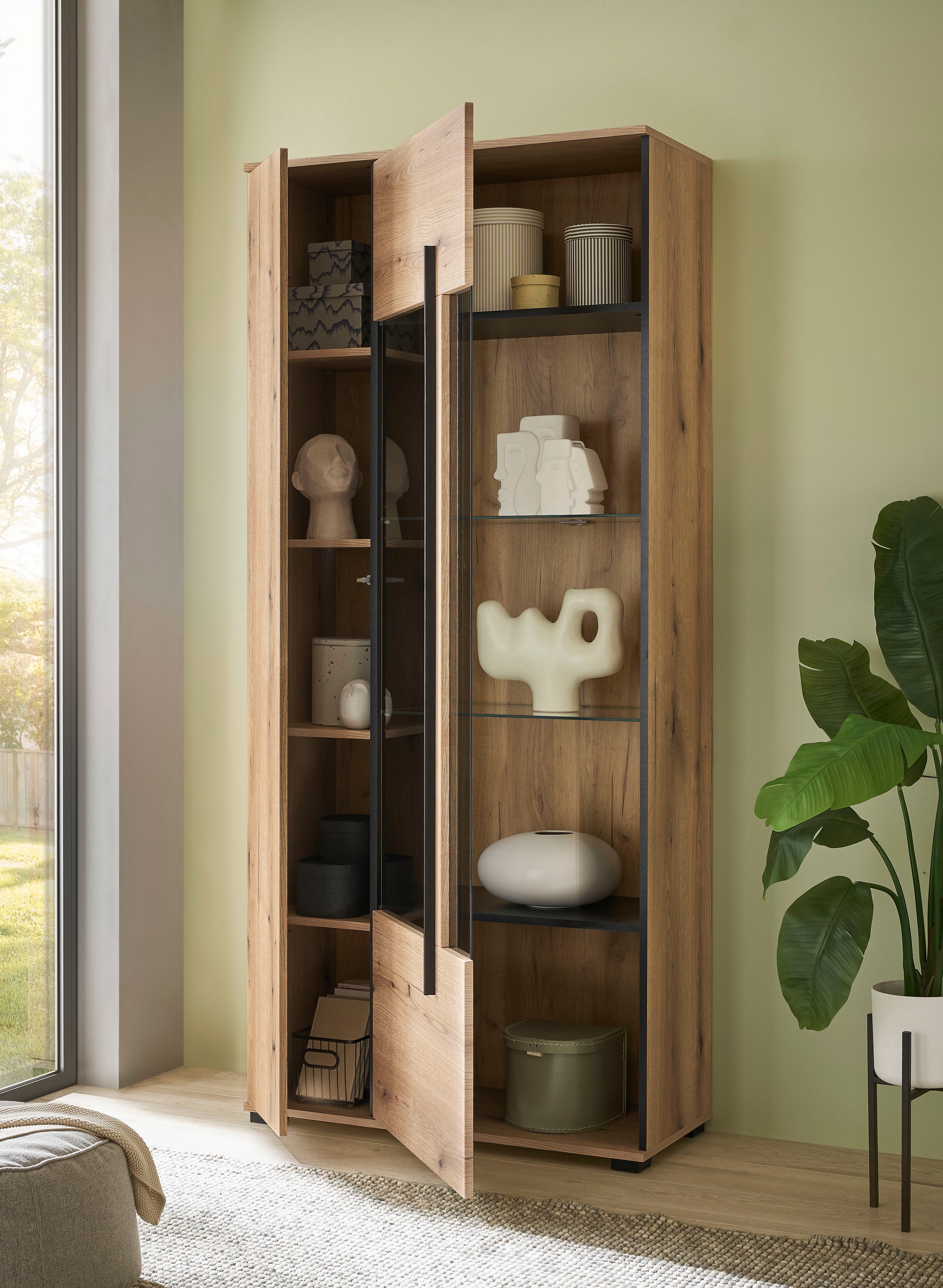 INOSIGN Vitrine »Cantara, Vitrinenschrank in Eiche Evoke oder weiß, Standvitrine«, schwarzer Stangengriff, ausreichend Stauraum, vielseitig einsetzbar