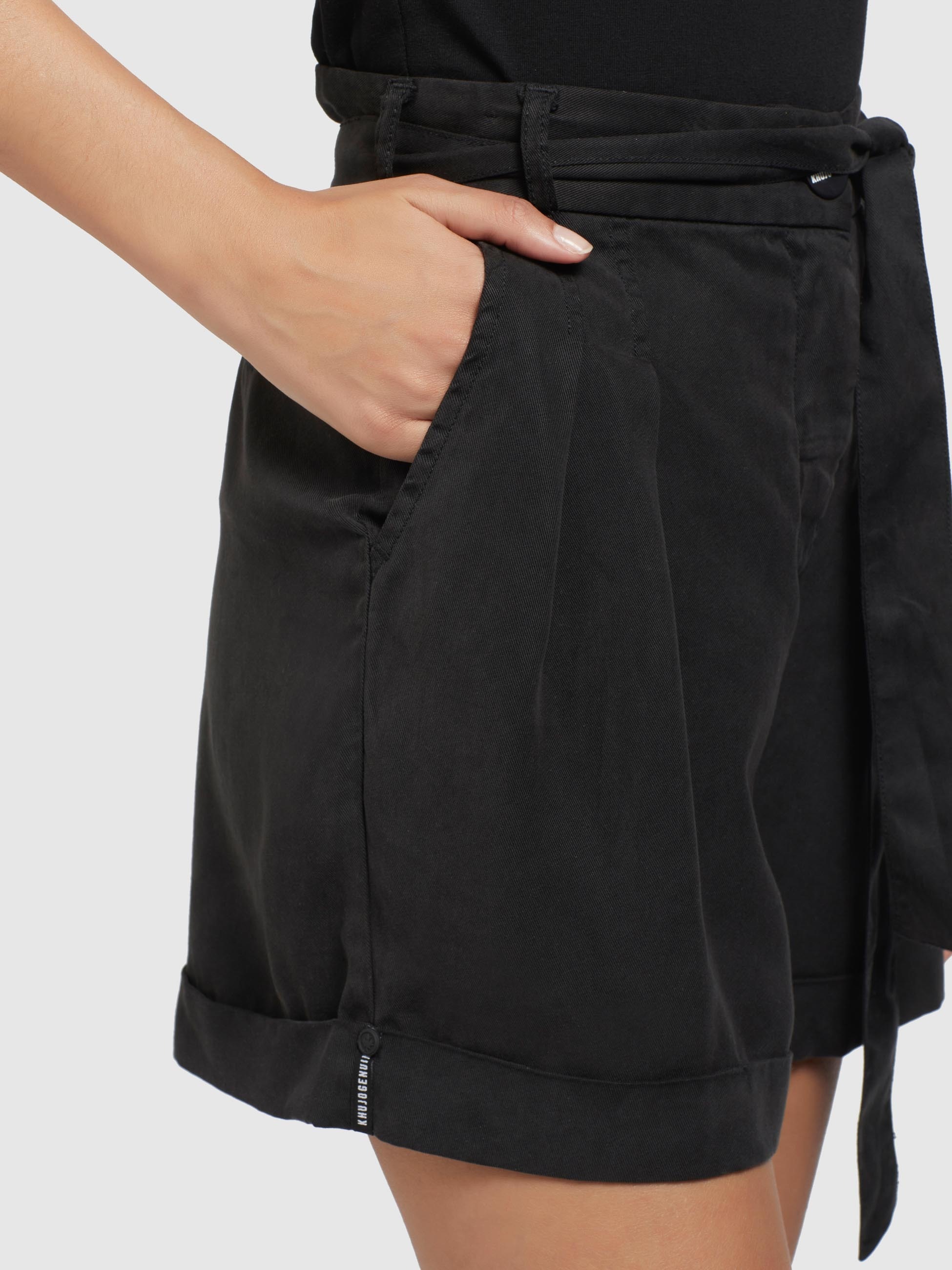 khujo Shorts »ELIDA«, mit umgeschlagenem Saum und Bundfalten