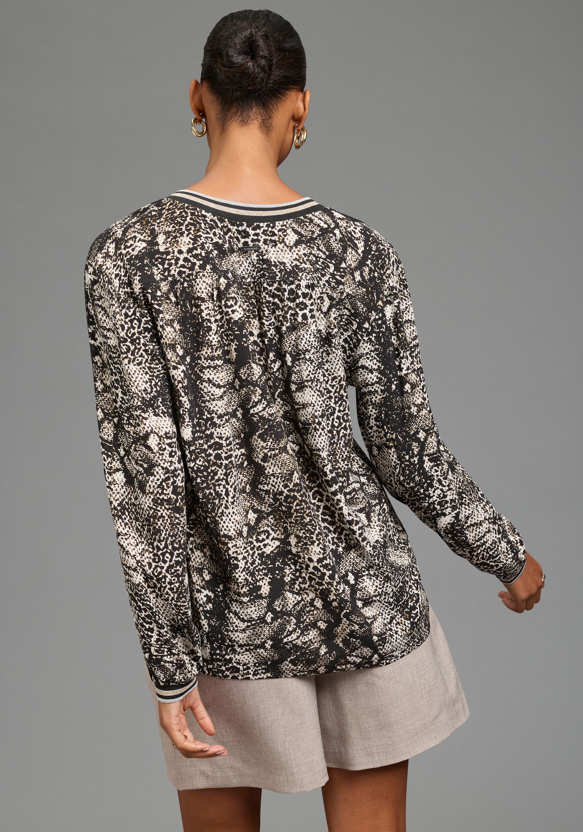 Bruno Banani Schlupfbluse »mit glitzernden Streifenbündchen« und modischem Animal-Print, hüftlang und figurumspielend