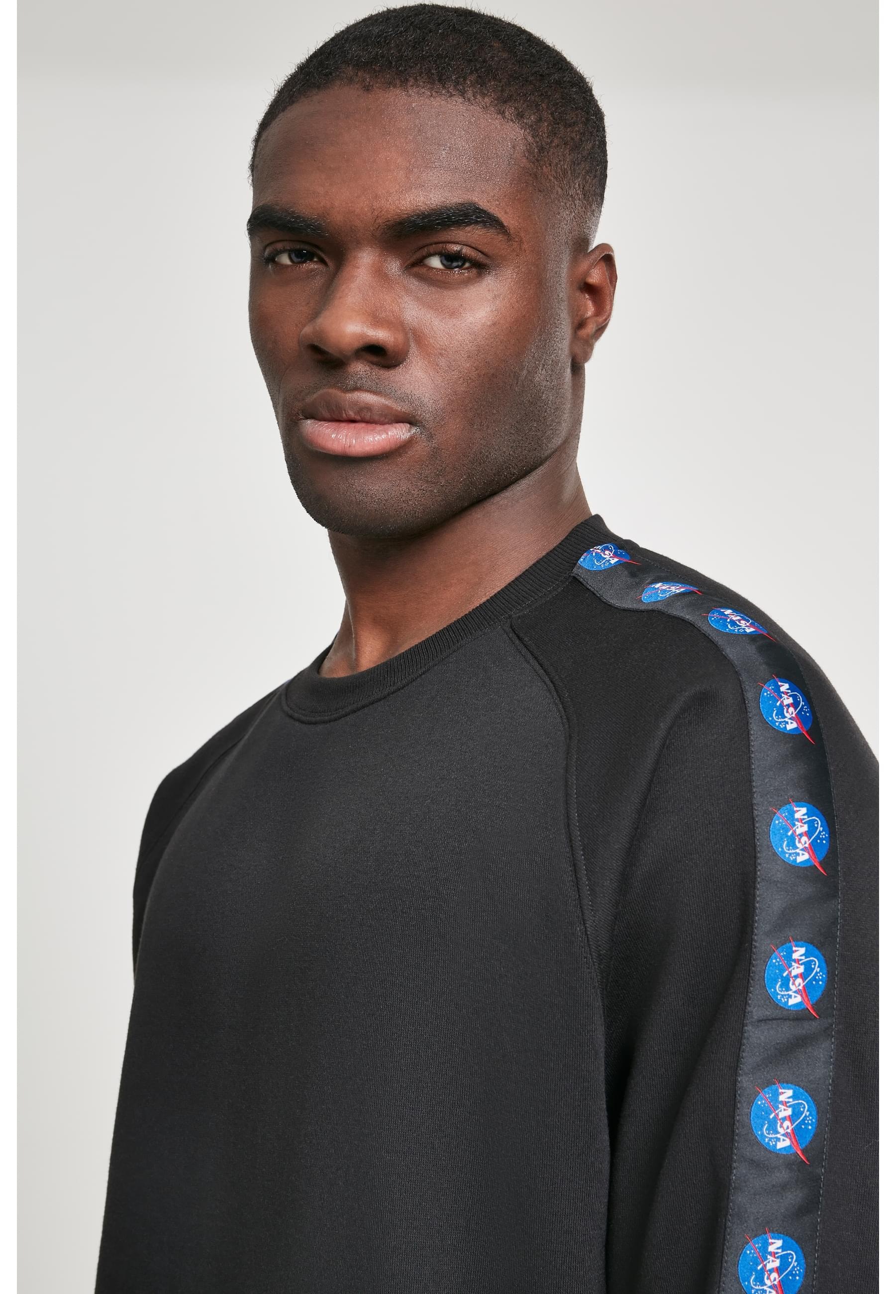 MisterTee Rundhalspullover »MisterTee Herren NASA Insignia Tape Crewneck«, (1 tlg.)