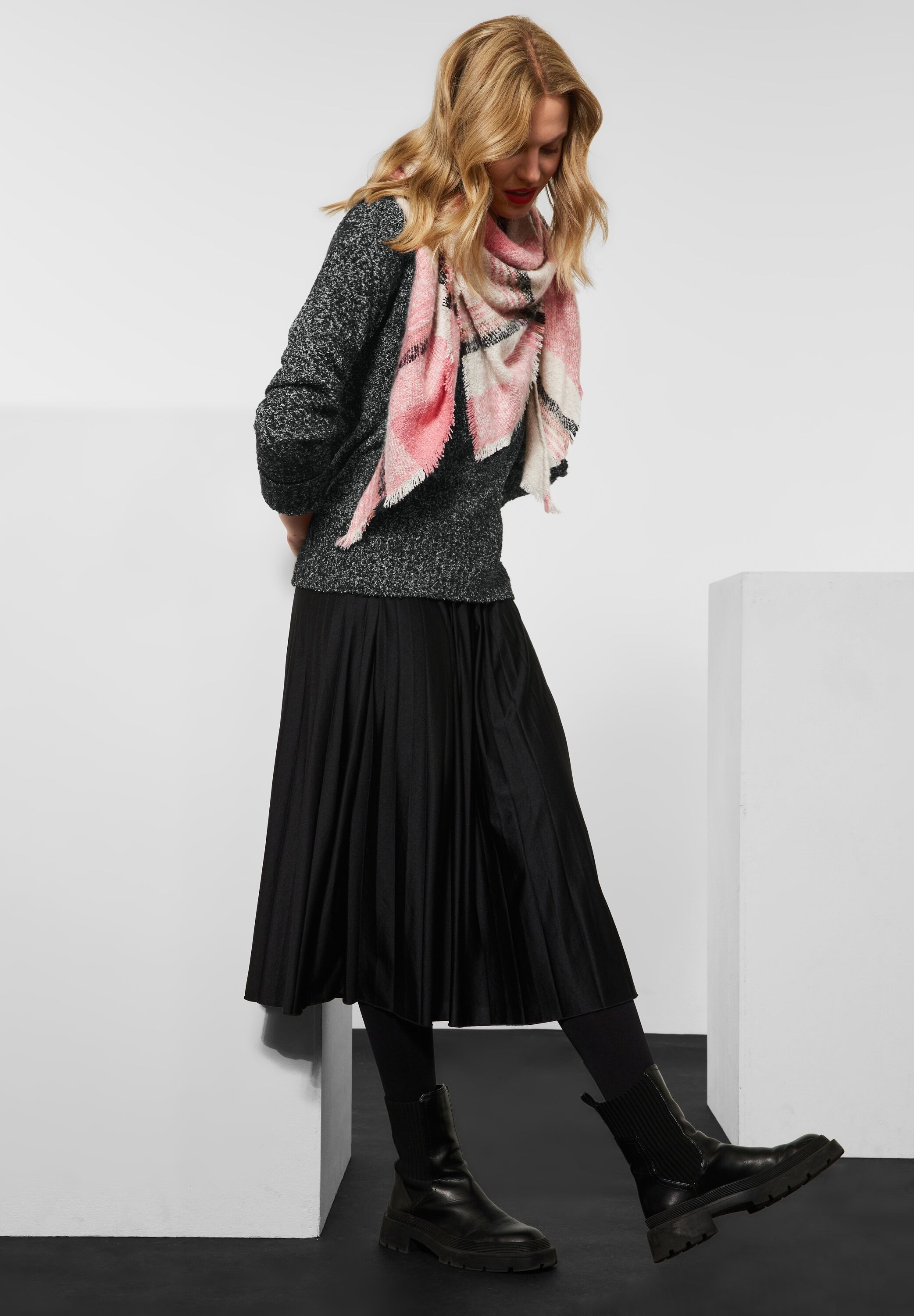 STREET ONE Stehkragenpullover, aus softem Materialmix