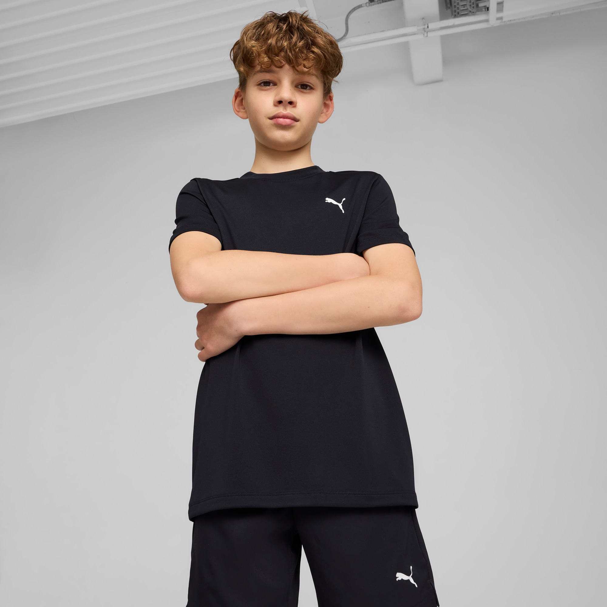 PUMA T-Shirt "TAD ESS TEE B" ergonomische Schnitte, kurze Ärmel, sportlicher Stil