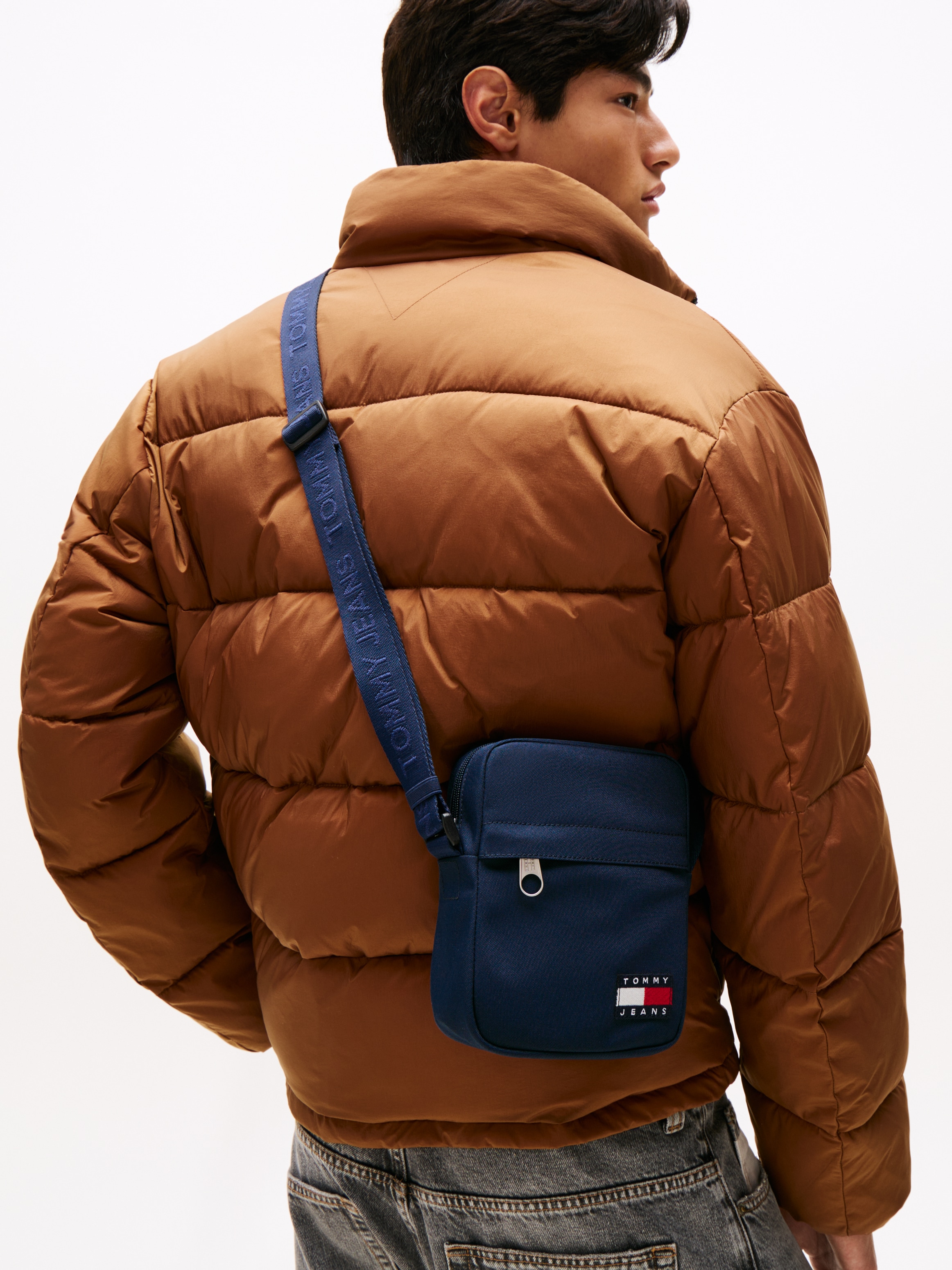 Tommy Jeans Umhängetasche »TJM ESS DAILY REPORTER« , Men Schultertasche, Freizeitasche mit Tommy Jeans Flaggen-Aufnäher