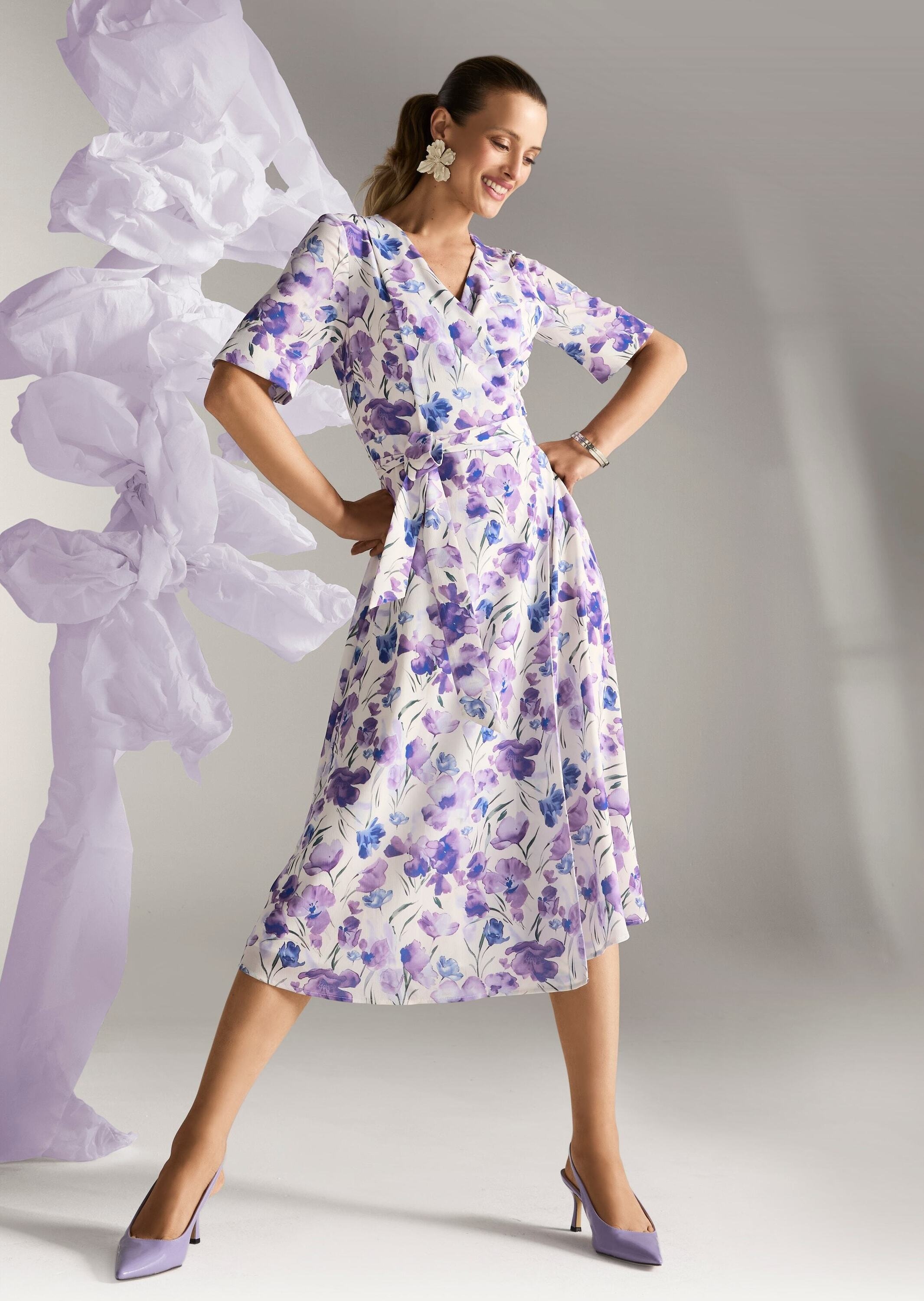 MADELEINE Midikleid »Wickelkleid Druckkleid mit floralem Print« Nahttasche Kleid in Wickelform und Bindeband, weiter Rockform und Rückenteil mit Passse