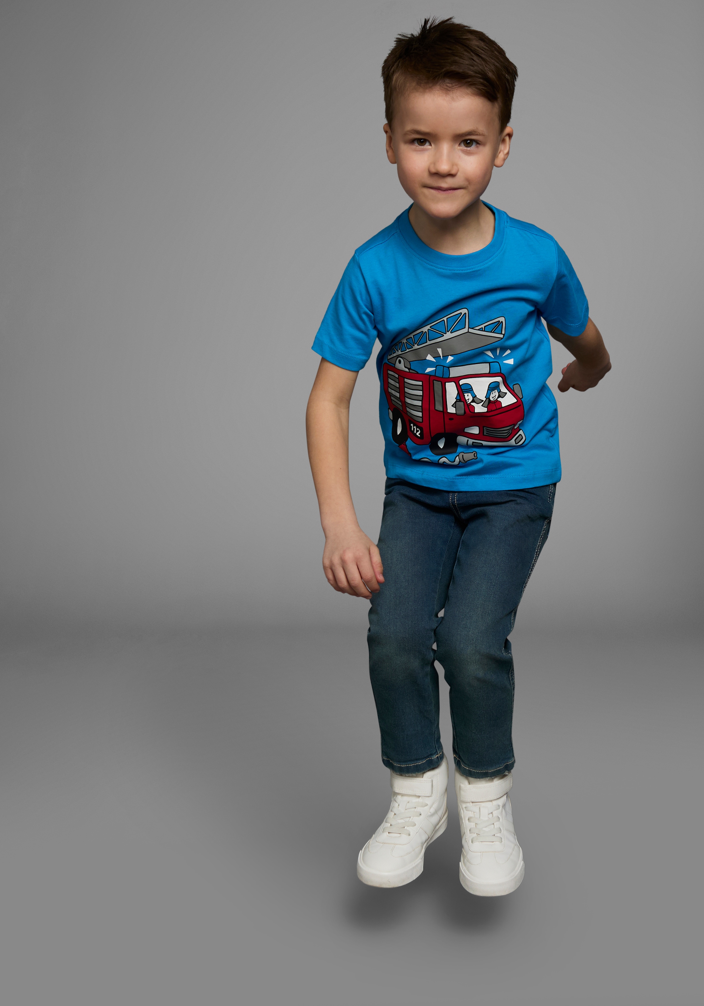 KIDSWORLD T-Shirt »Mit coolem FEUERWEHR Druck«, Kurzarm, Basic-Passform, mit stylischem Druck, Rundhalsausschnitt