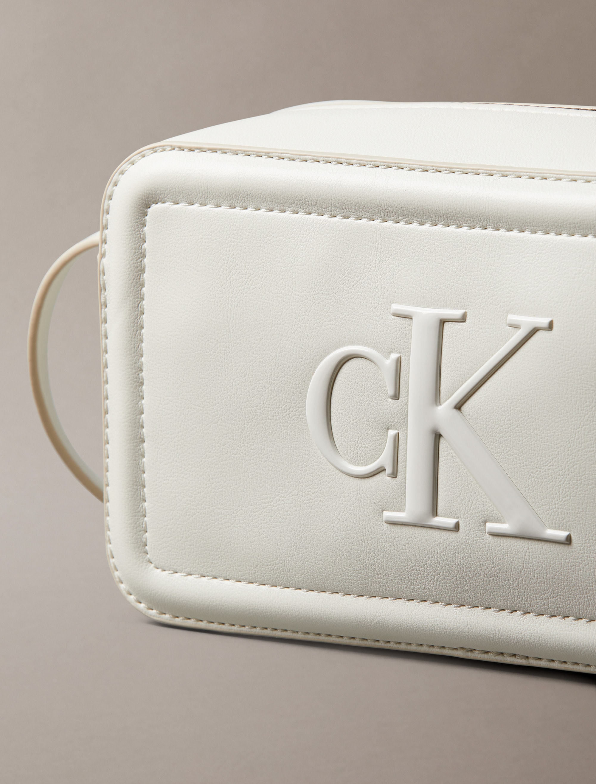 Calvin Klein Mini Bag »RAISED CK CAMERA BAG«, kleine Damen-Umhängetasche, Schultertasche, Kamerabag mit CK-Logo