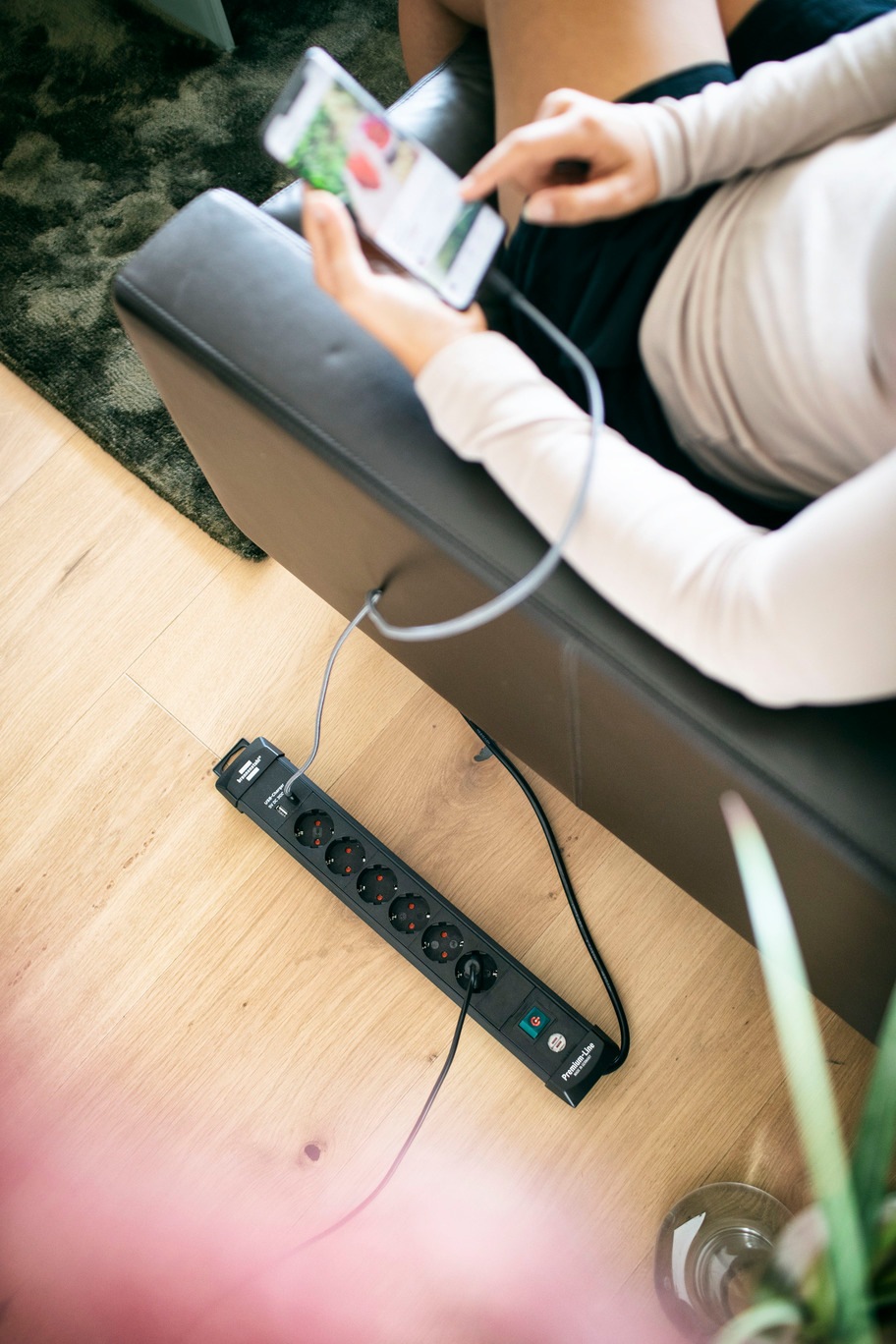 Brennenstuhl Steckdosenleiste »Premium-Line«, 6-fach, (Kabellänge 3 m), mit Schalter, Aufhänge-Vorrichtung, 2-fach USB