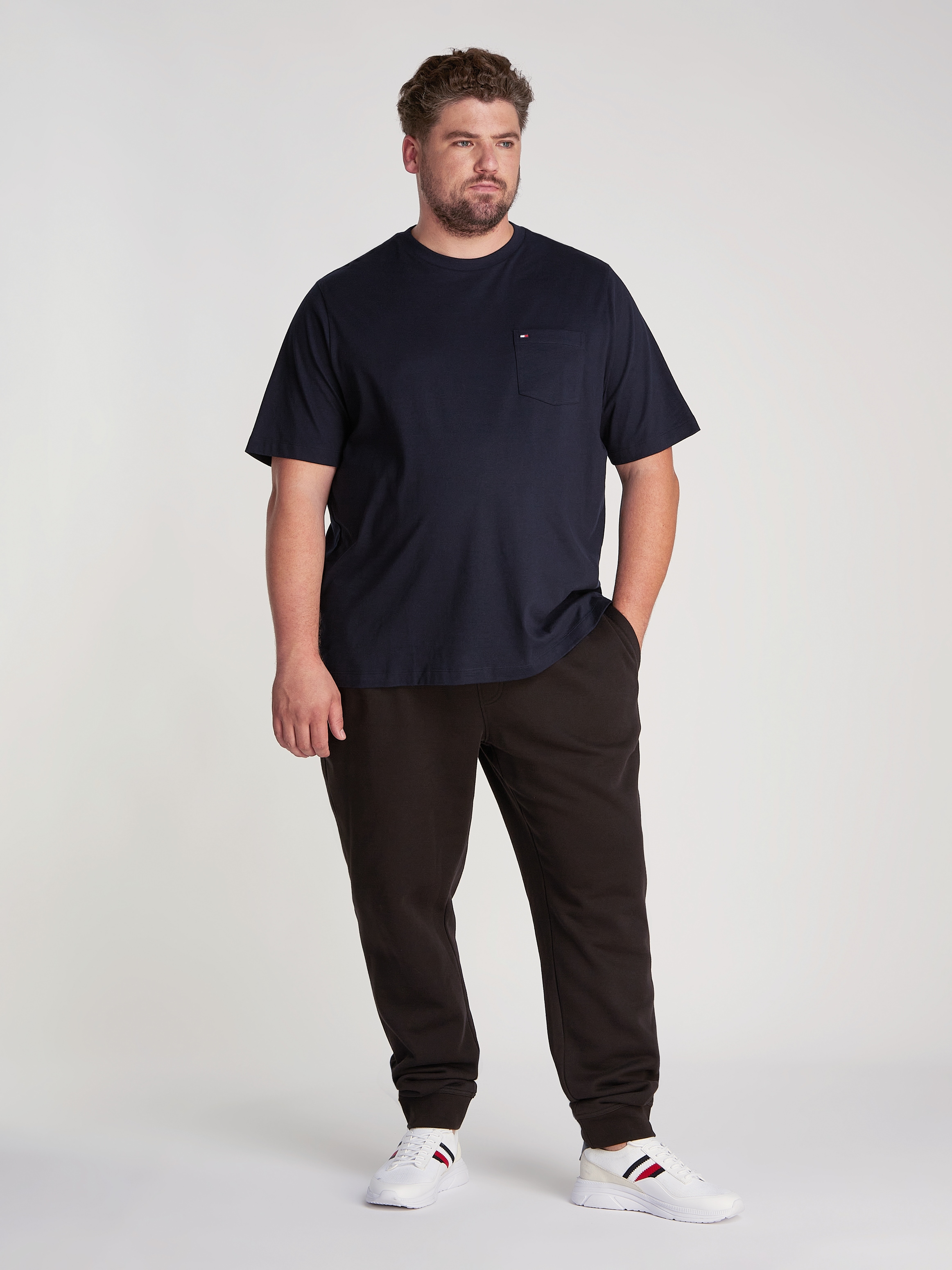 Tommy Hilfiger Big & Tall Rundhalsshirt »BT-ESSENTIAL SOLID POCKET TEE-B«, in Große Größen, Logostickerei