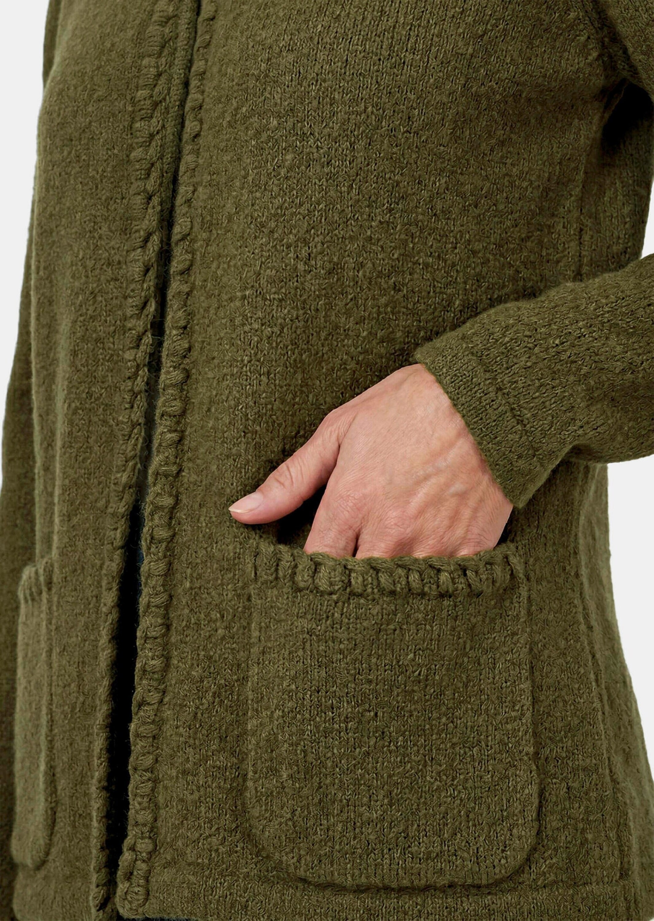 GOLDNER Strickjacke »Strickcardigan mit Häkchenverschluss« Kanten mit Zierstick aus Strickband