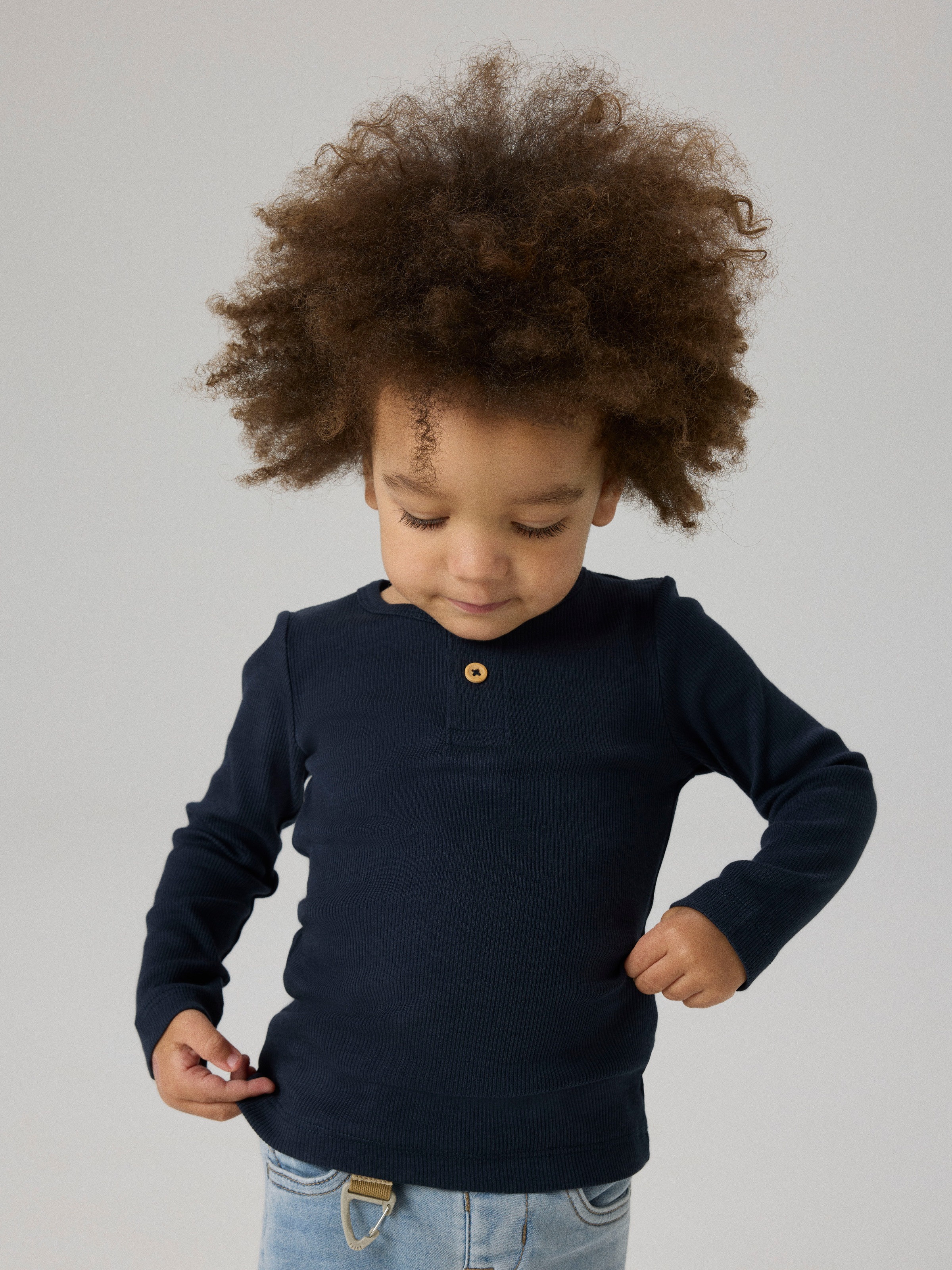 Name It Langarmshirt »NMMKAB LS TOP NOOS« Im Henley-Stil - mit kurzer Knopfleise, normal geschnitten