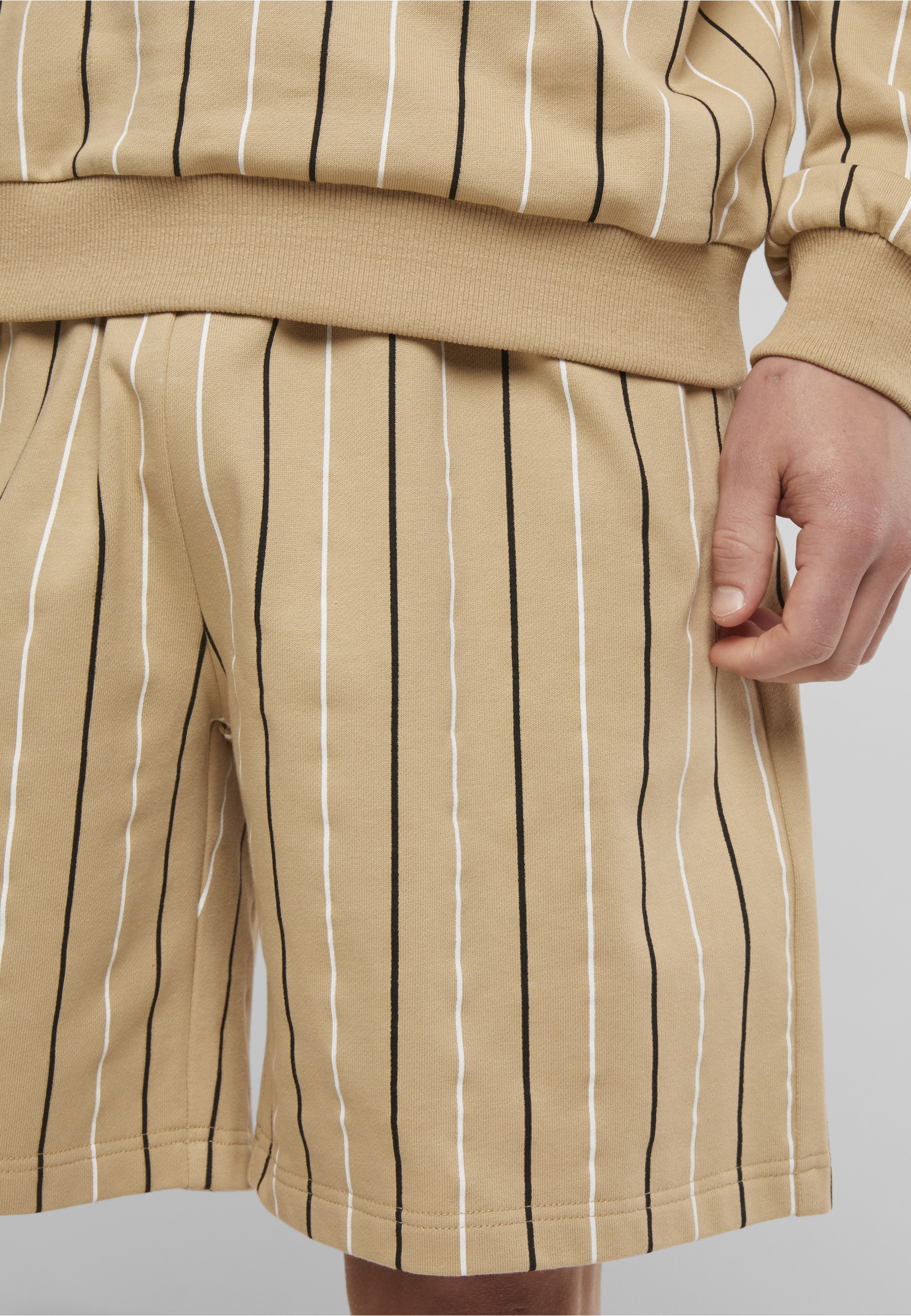 URBAN CLASSICS Sweatshorts »Urban Classics Printed Pinstripe Shorts«