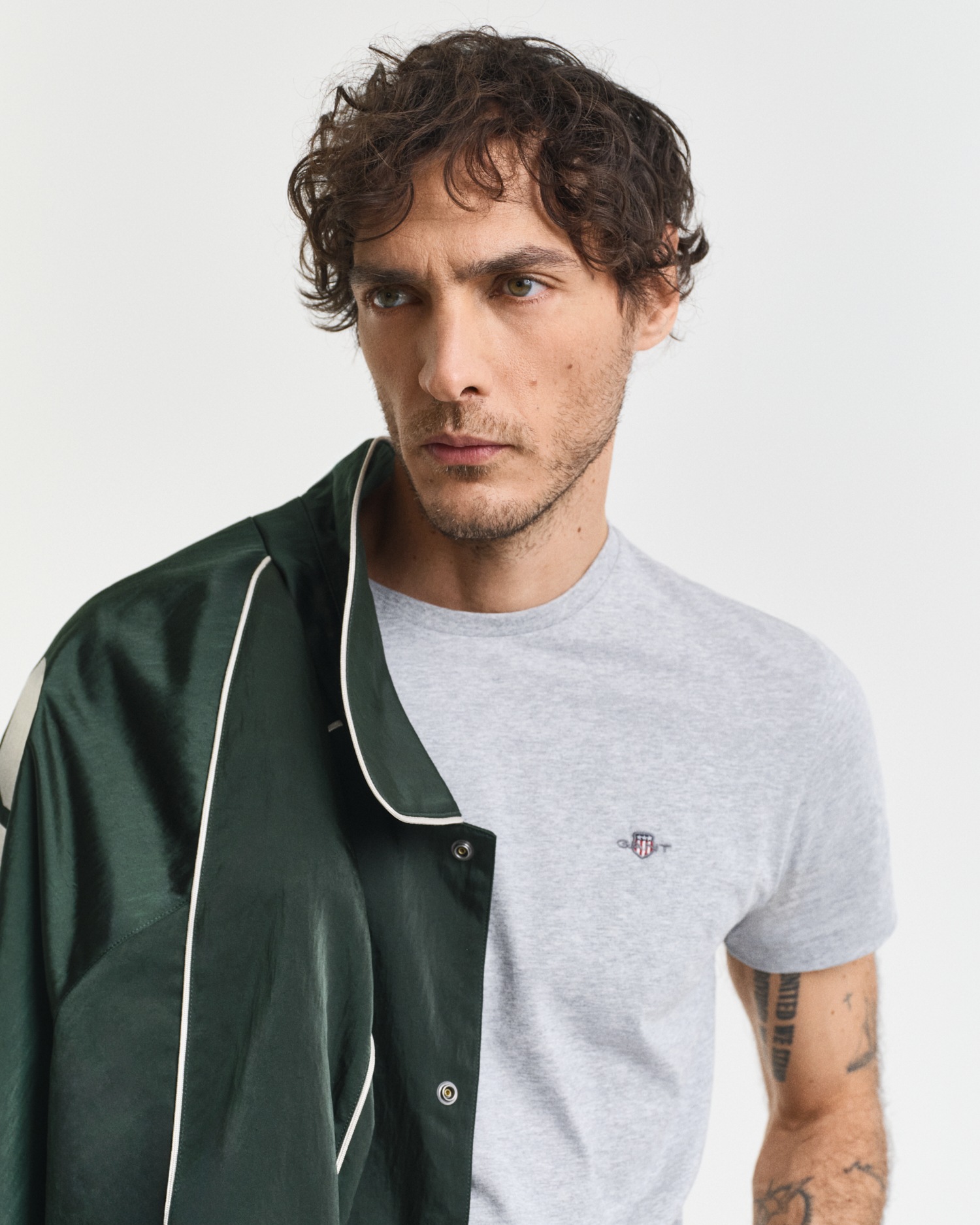 Gant T-Shirt »SLIM SHIELD SS T-SHIRT«, mit Logostickerei auf der Brust