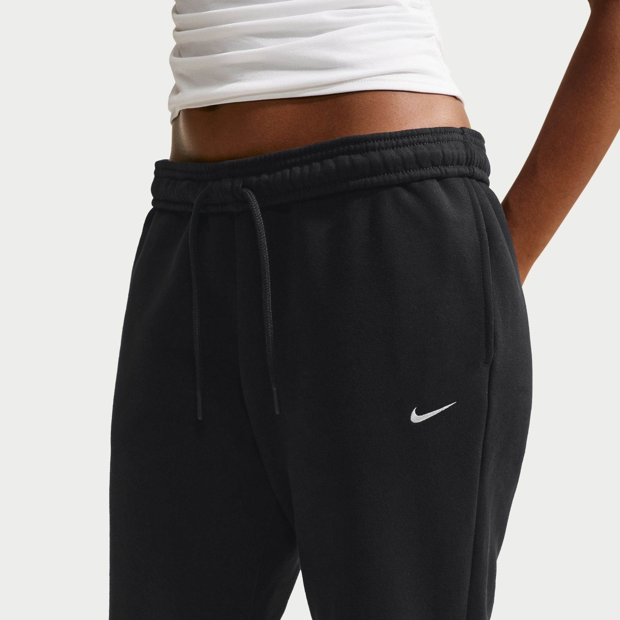 Nike Sportswear Jogginghose »W NK STDO FLC MW MR STD CF PNT«  mit sportlichem Look, aus weicher Sweatware, normal-weite Form