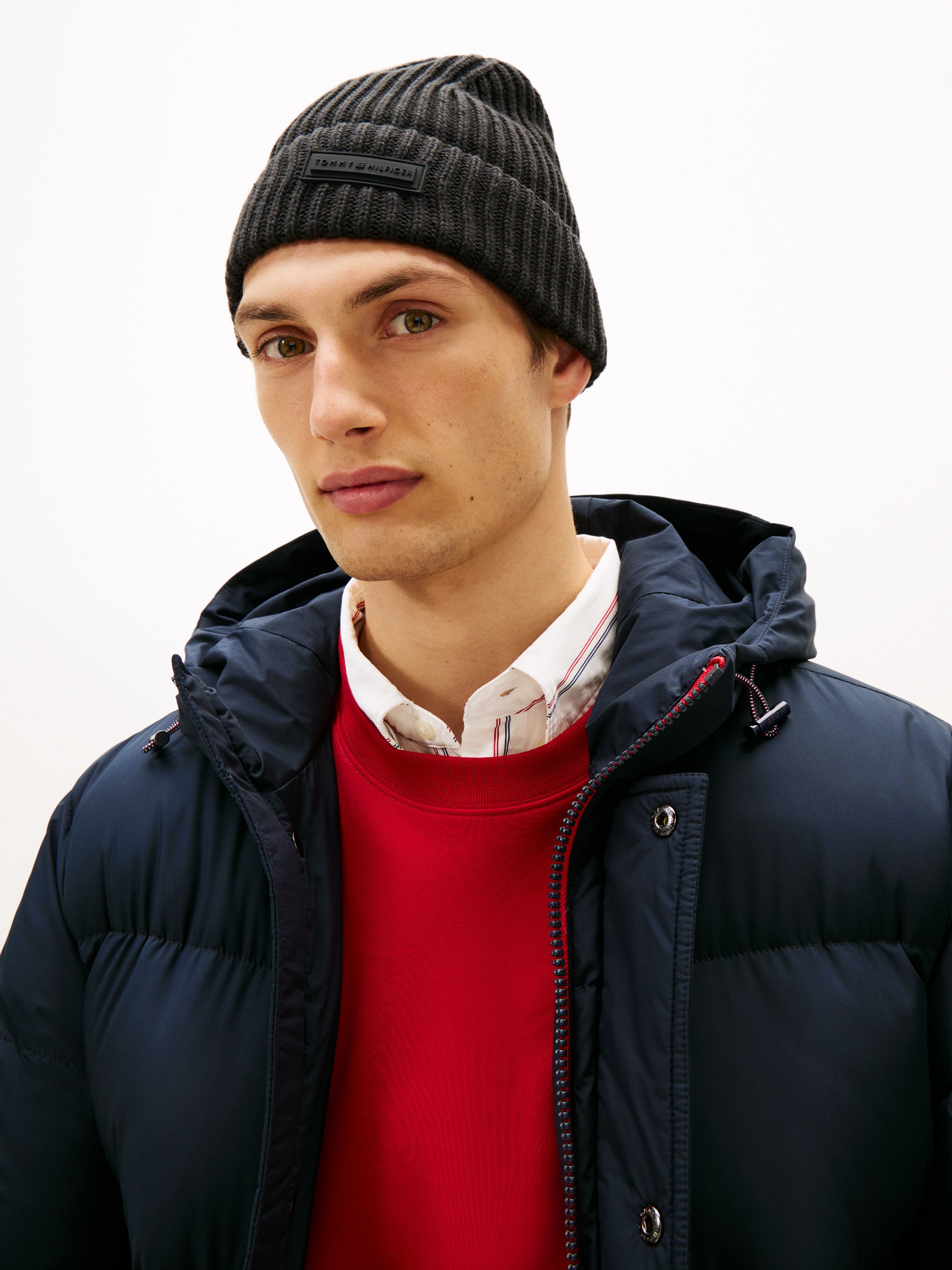 Tommy Hilfiger Beanie "TH FOUNDATION" Strick, mit gummiertem Logo und Wolle günstig online kaufen