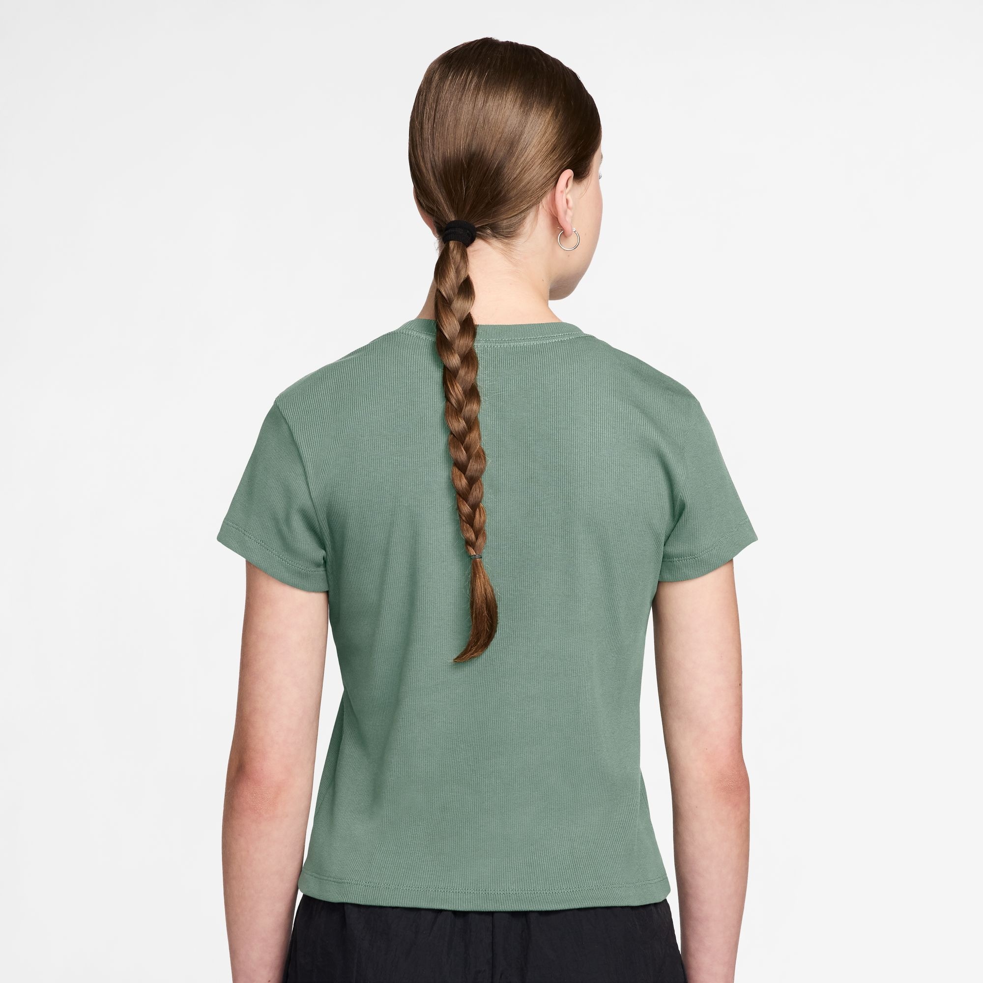 Nike Sportswear T-Shirt »Nike Sportswear Women's Tight Ribbed Short-Sleeve T-Shirt« figurumspielende Passform, Kurzarm, hüftlange Schnittform