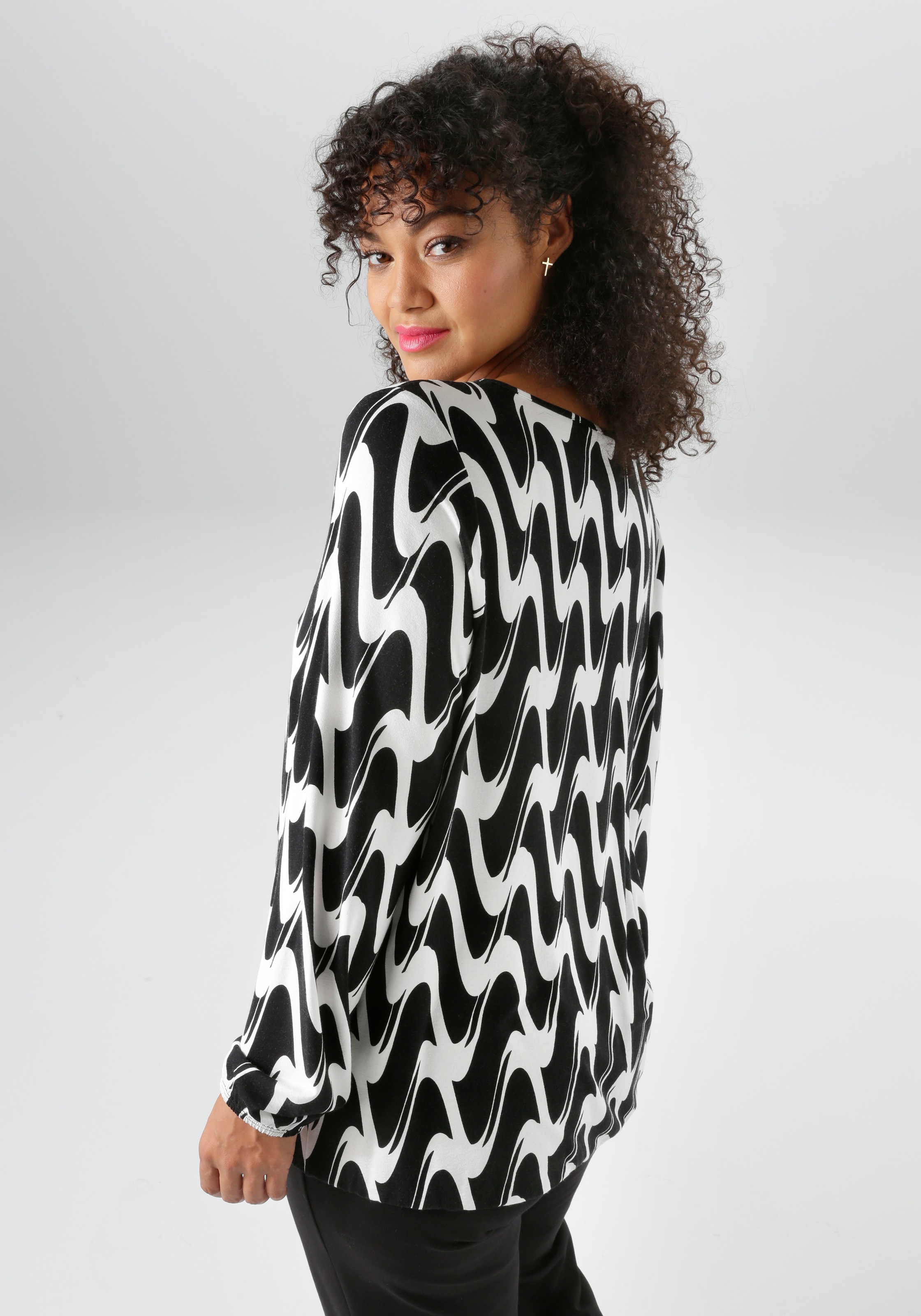 Aniston PLUS Langarmshirt mit grafischer Alloverdruck günstig online kaufen