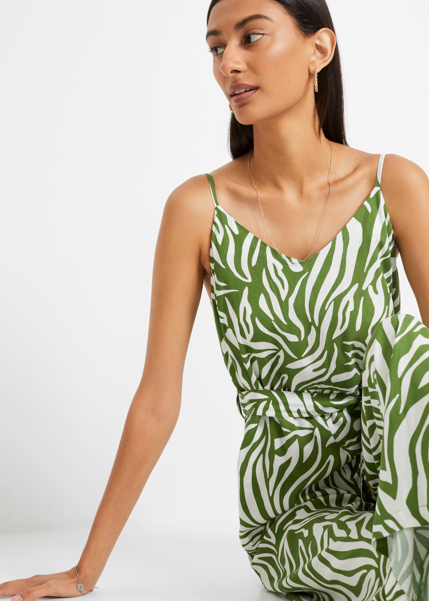 bonprix Jumpsuit mit modischem Druck, aus Viskose, figurumspielende Passform