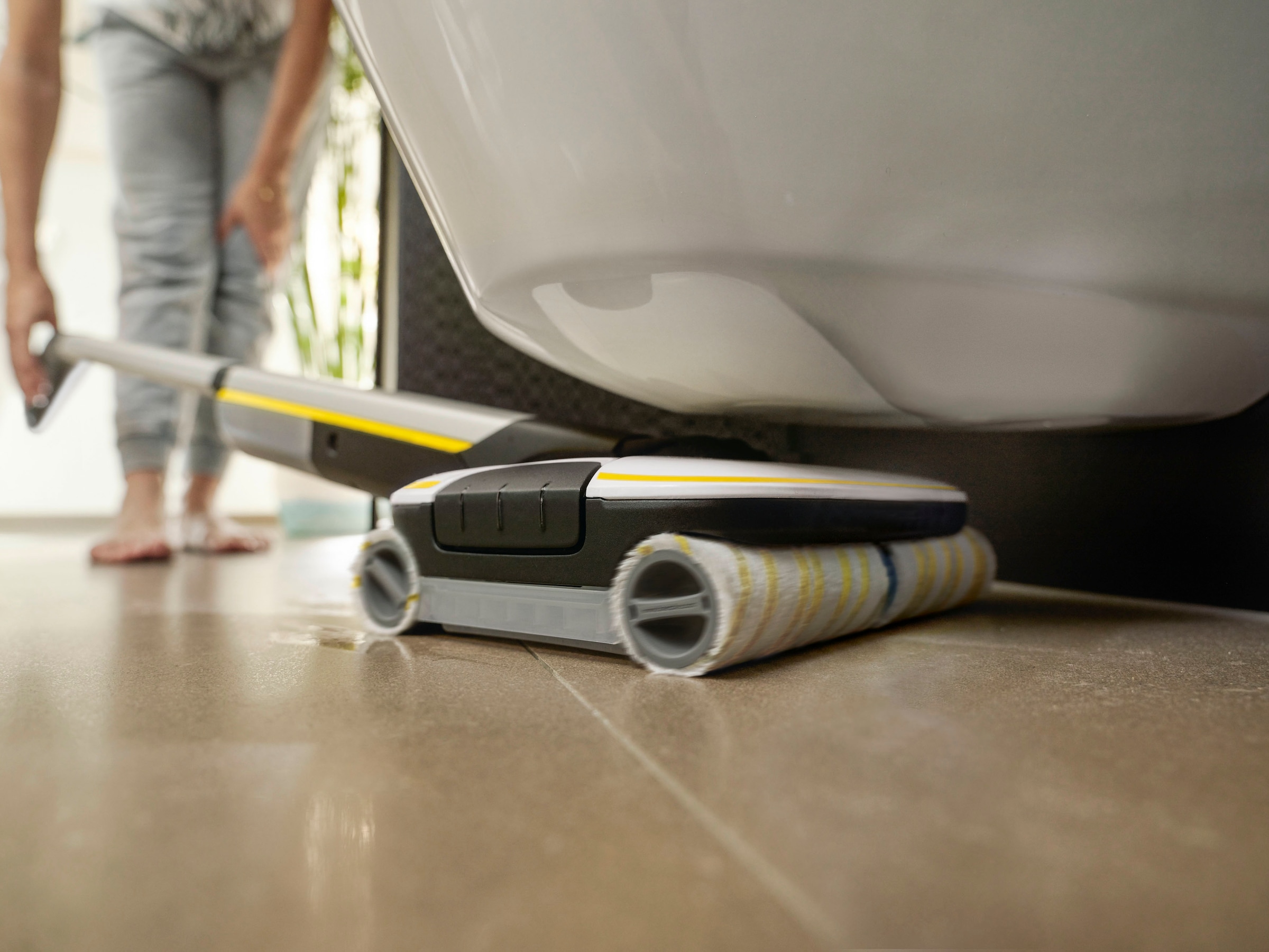 KÄRCHER Hartbodenreiniger »FC 7 CORDLESS«, kabelloser Bodenreiniger mit 4 rotierenden Mikrofaserwalzen