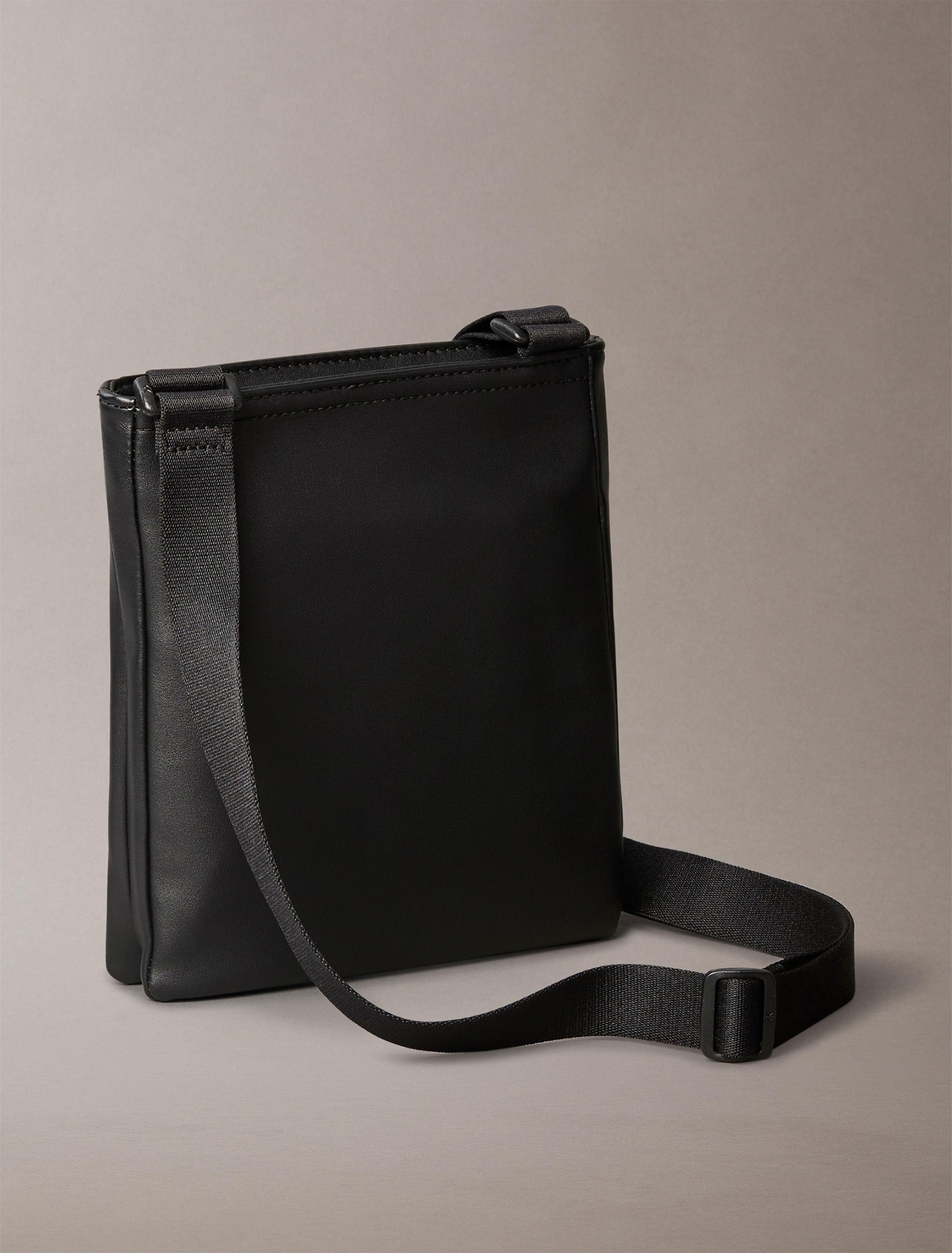 Calvin Klein Jeans Messenger Bag »MONO LOGO FLAT PACK 18«, Herren-Umhängetasche, Schultertasche, CrossBody Bag mit Logo
