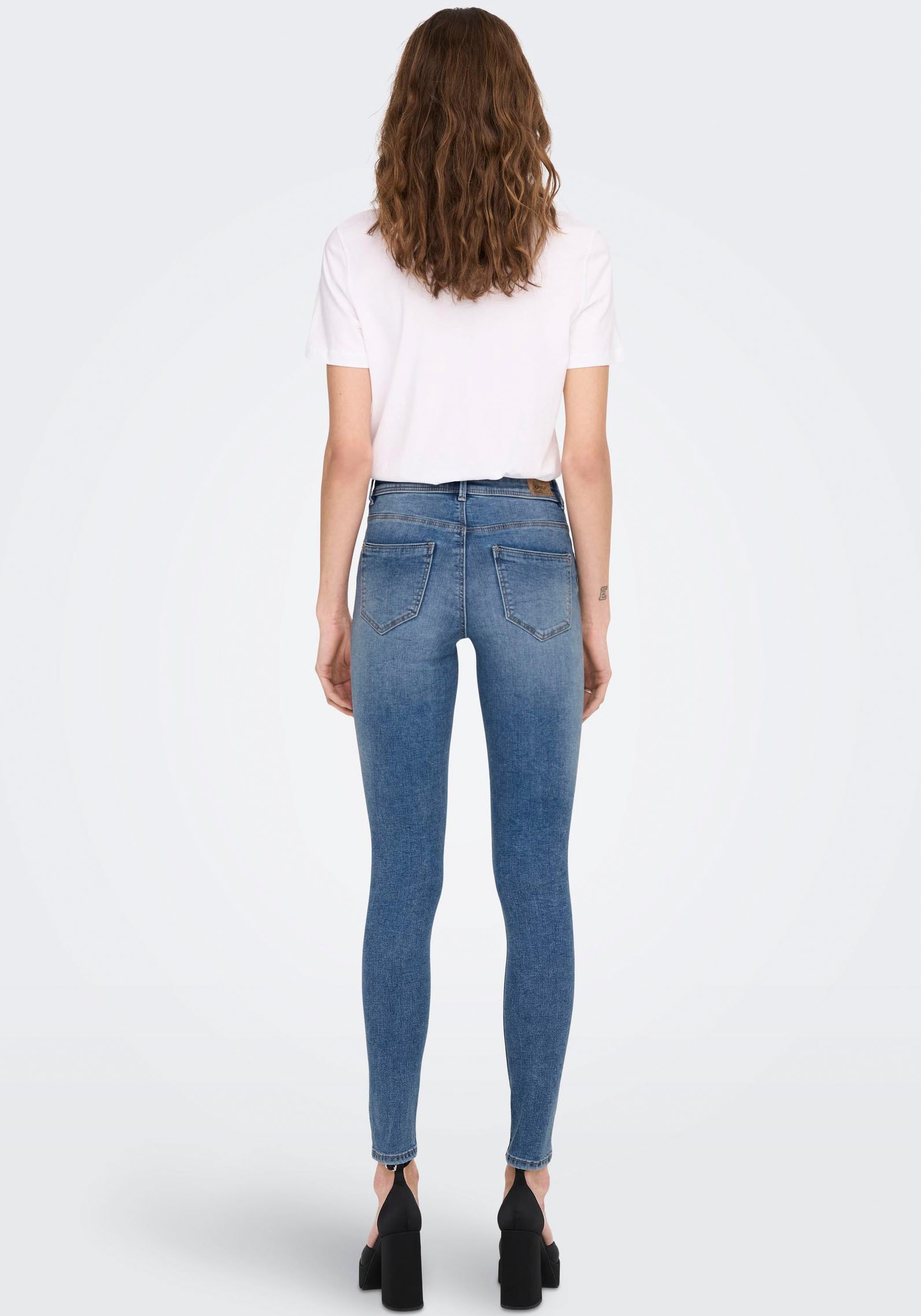 ONLY Skinny-fit-Jeans »ONLWAUW MID SK DESTROY DNM BJ210«, mit Destroyed Effekt
