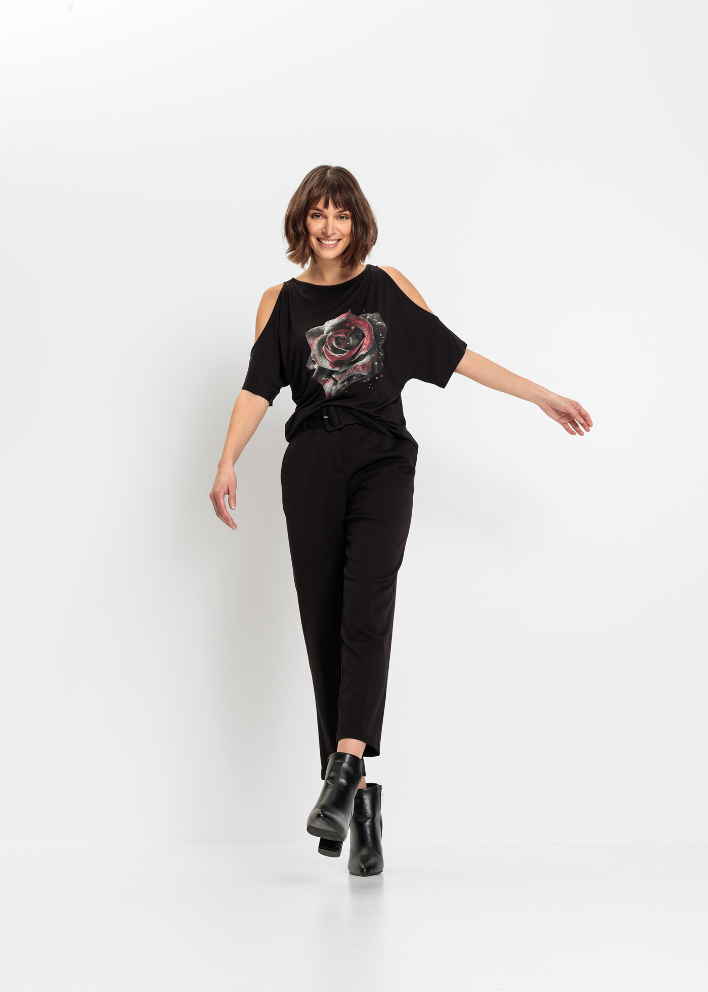 bonprix T-Shirt »Cold-Shoulder-Shirt aus Viskose« Cold-Shoulder-Design, Halbarm, lässige Passform, mit Blumen-Print