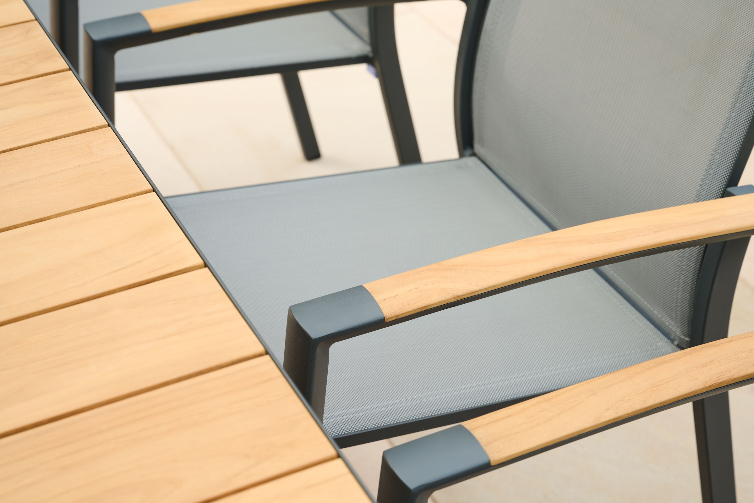 Siena Garden Gartensessel »VELIA Stapelsessel matt anthrazit« Gestell aus Aluminium, Armlehnen aus Teak FSC® 100%