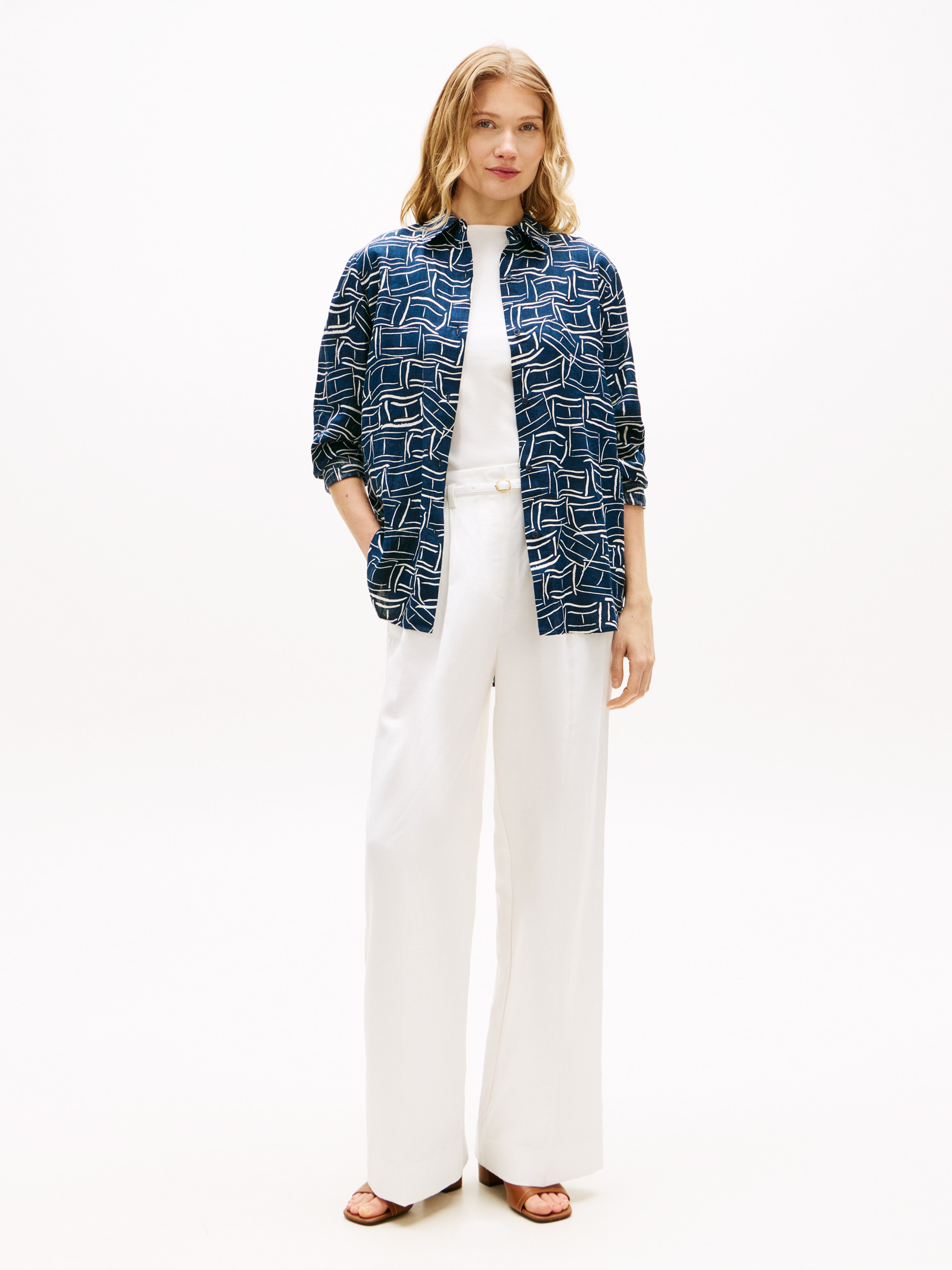 Tommy Hilfiger Hemdbluse »ESS LINEN RELAXED SHIRT« mit Logostickerei ,kühlendes Premium Leinen