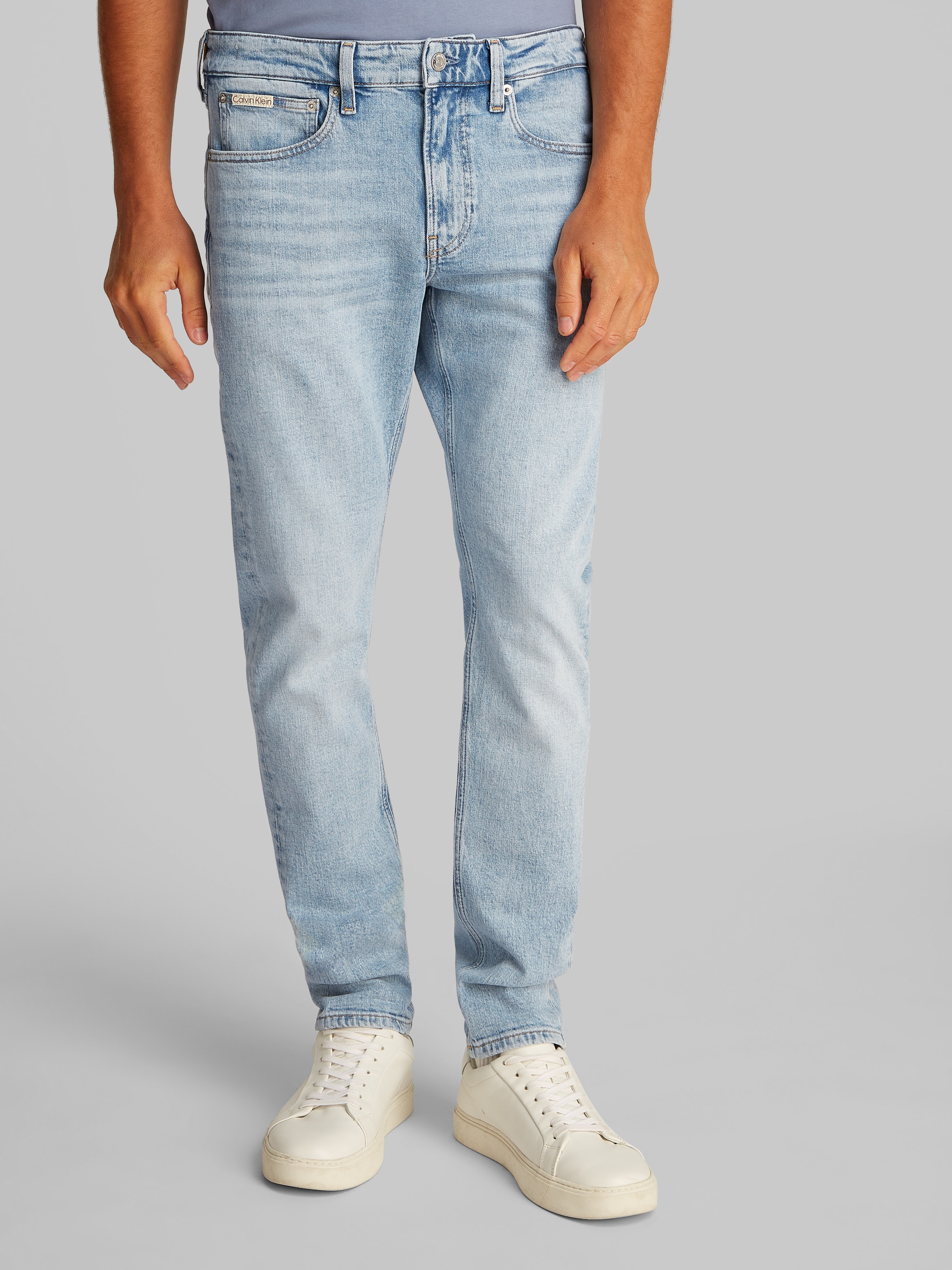 Calvin Klein Jeans Tapered-fit-Jeans »SLIM TAPER«, in hellblauer Waschung