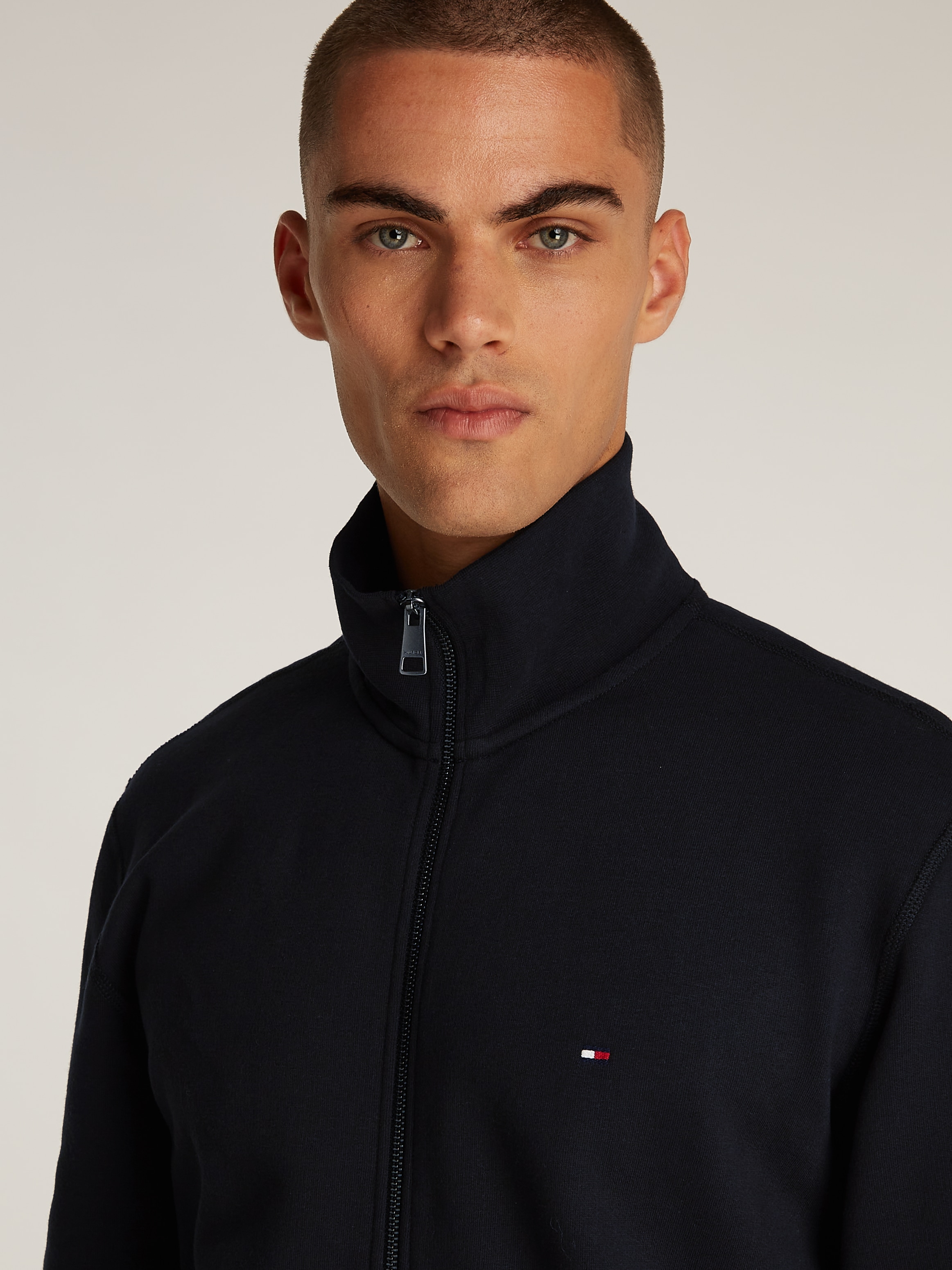 Tommy Hilfiger Sweatjacke »ESSENTIAL FLEECE ZT STAND COLLAR«, mit Logostickerei