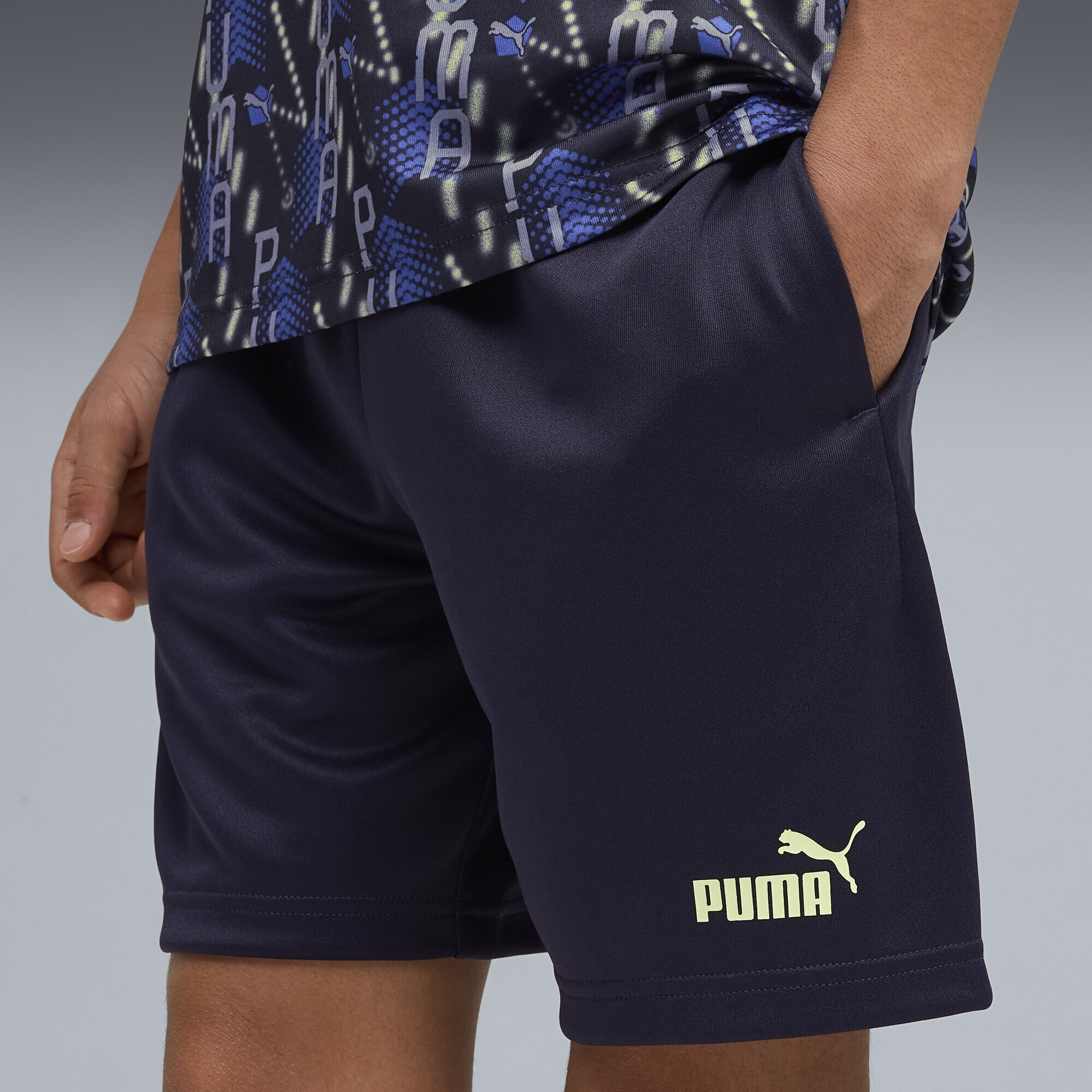 PUMA Jogginganzug »TRAIN ALL DAY Essentials Bedrucktes T-Shirt und Shorts im Set«