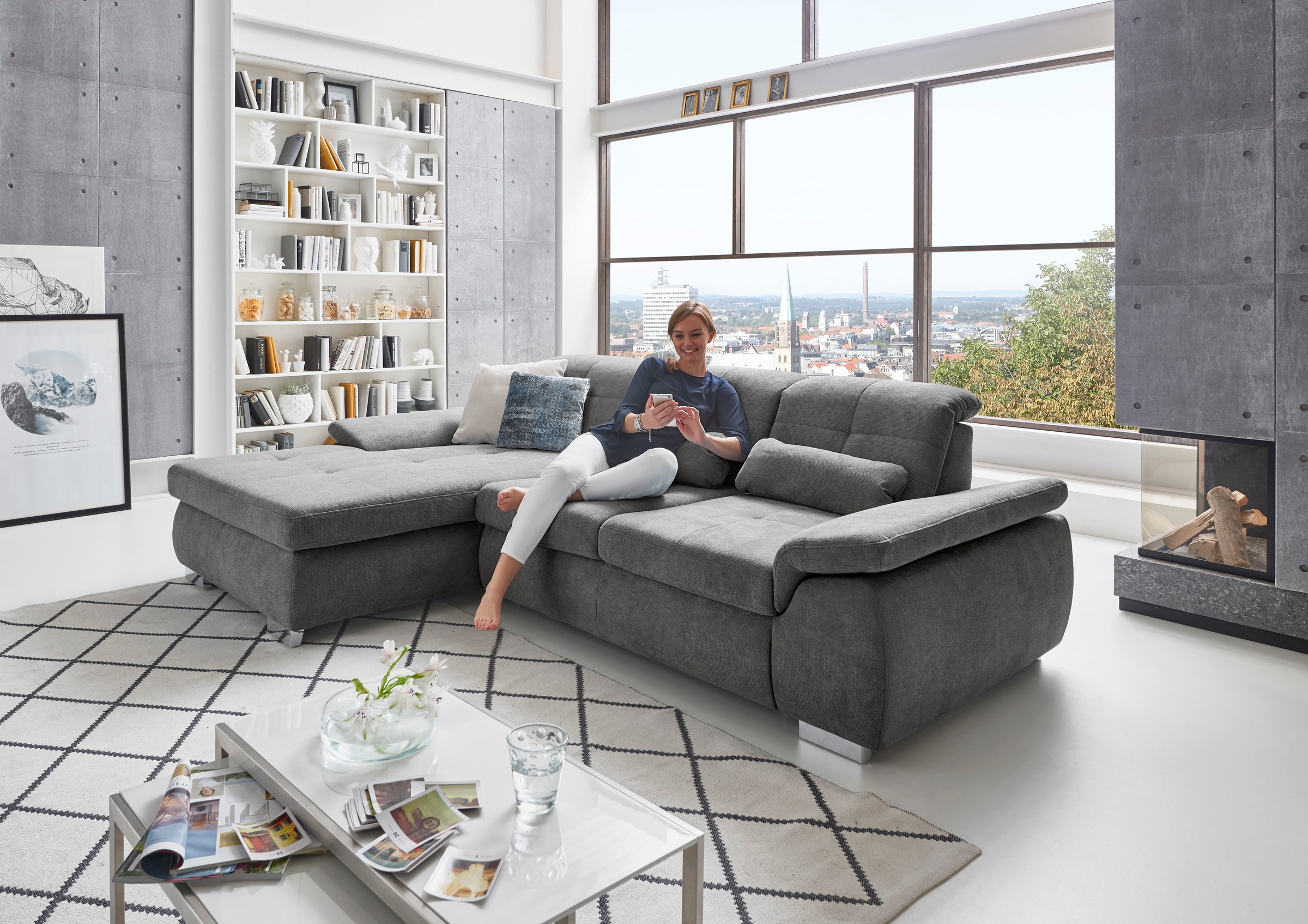 Die PlanBar Ecksofa "MP-IN16037 L-Form, Breite 289 cm, mit Federkern-Polsterung" mit Sitztiefenverstellung & Zierkissen