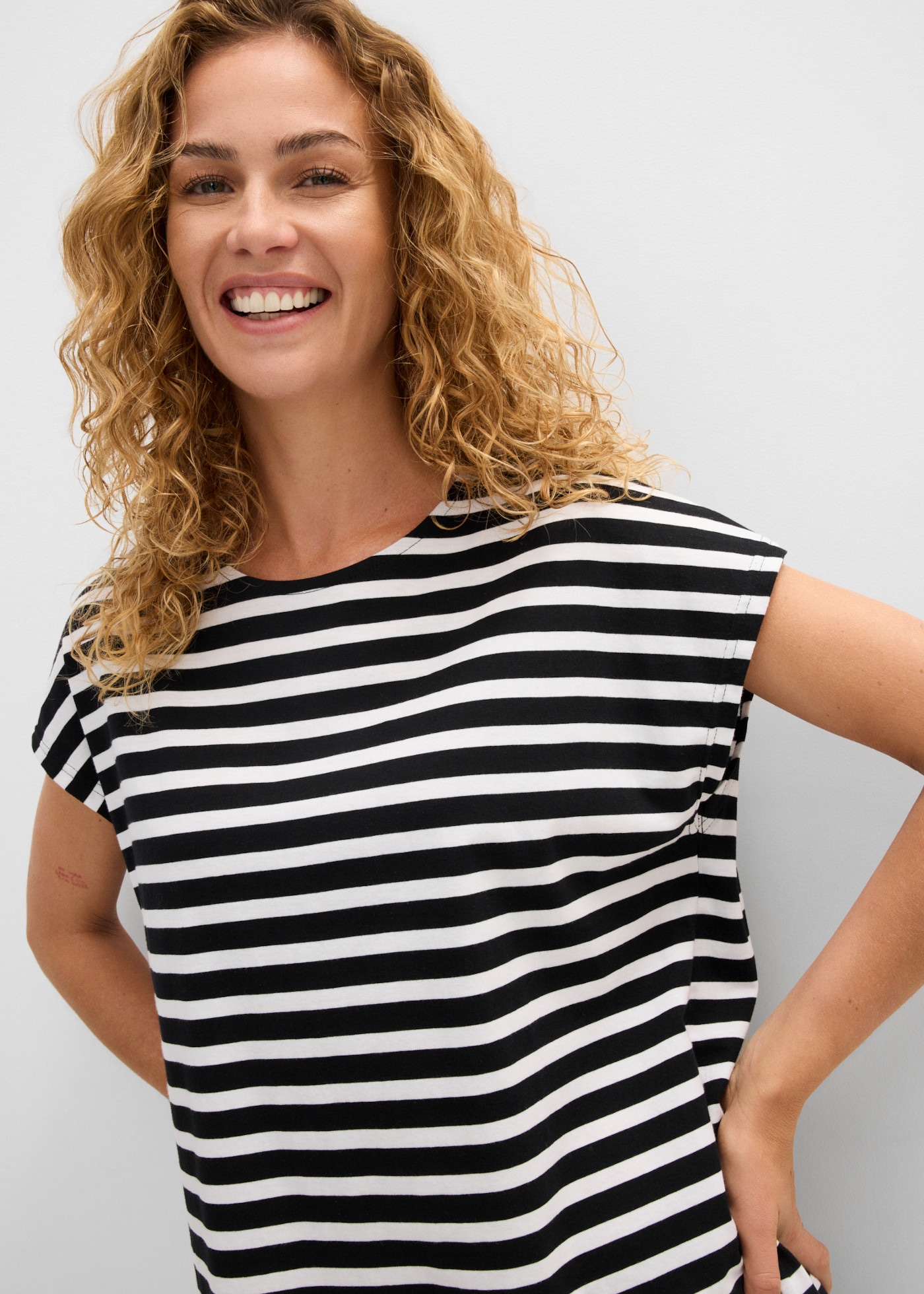 bonprix T-Shirt aus reiner Baumwolle, lässiger Streifen-Look, lockere Passform