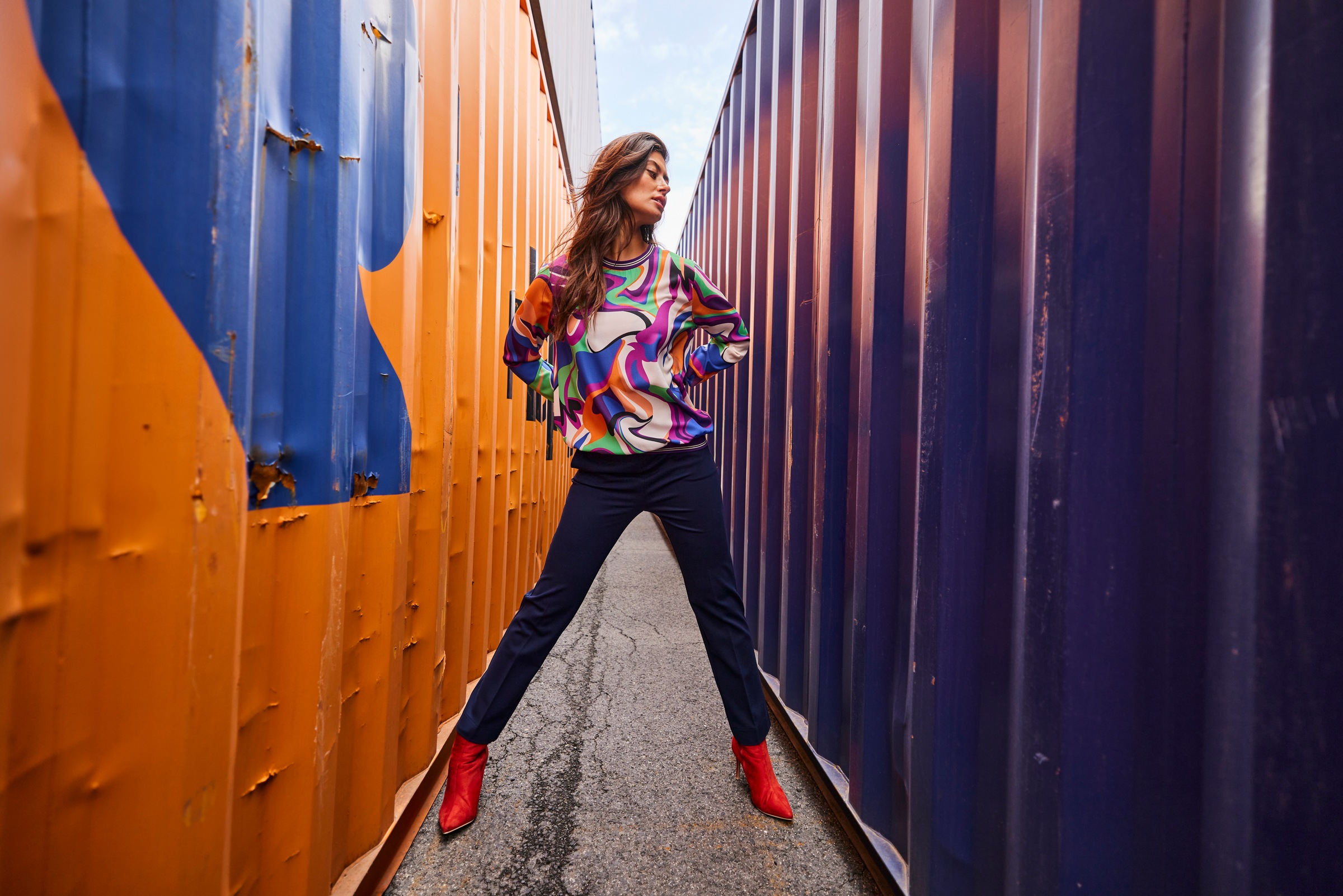 Aniston SELECTED Shirtbluse, mit farbenfrohem Print und Streifen auf den Bündchen